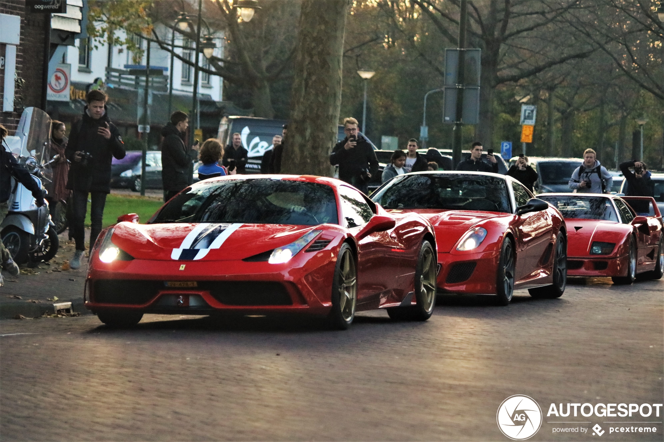 Combo van gelimiteerde Ferrari's paradeert door Laren