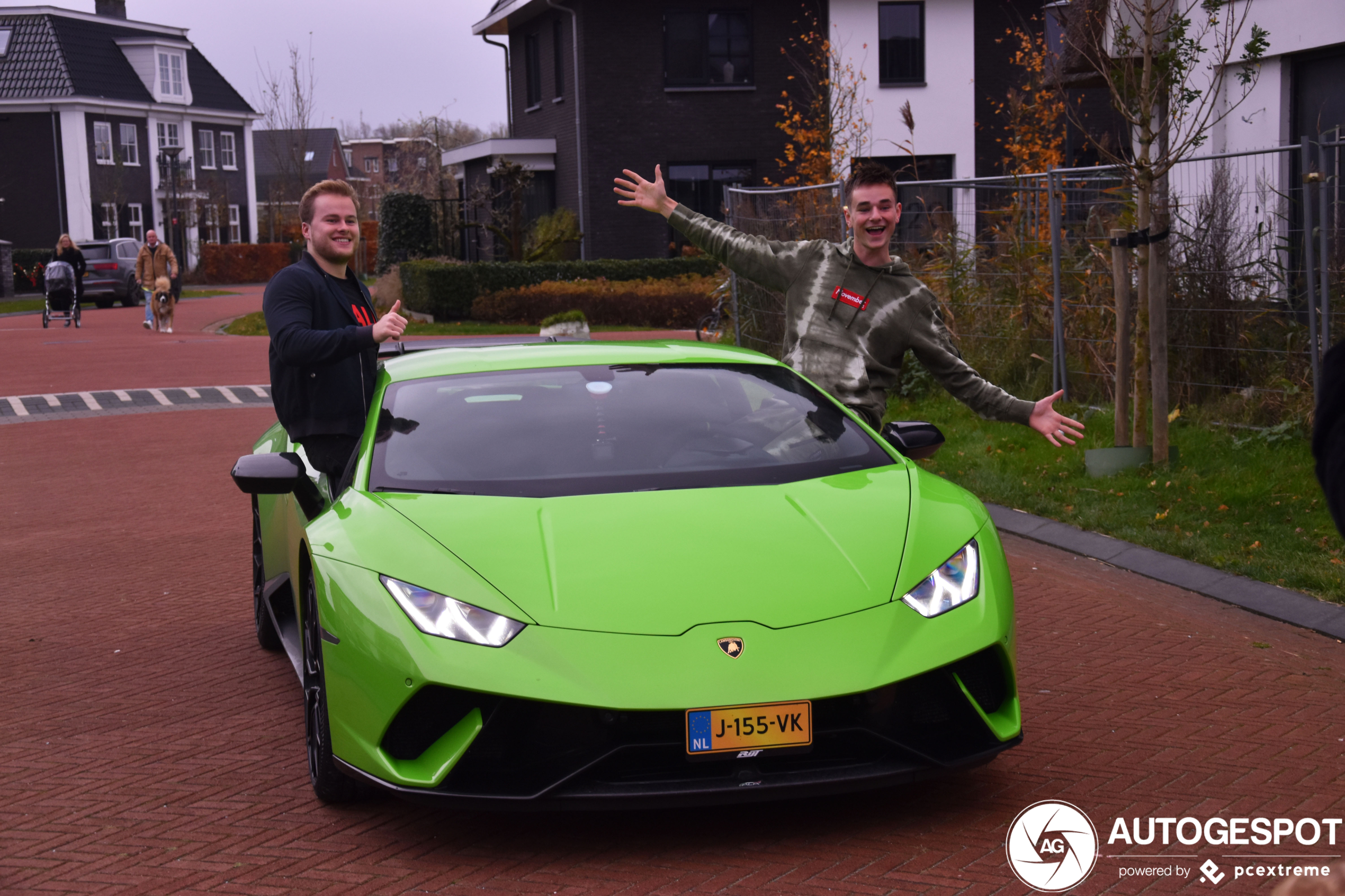 Don de Jong zeer content met zijn nieuwe Lamborghini!