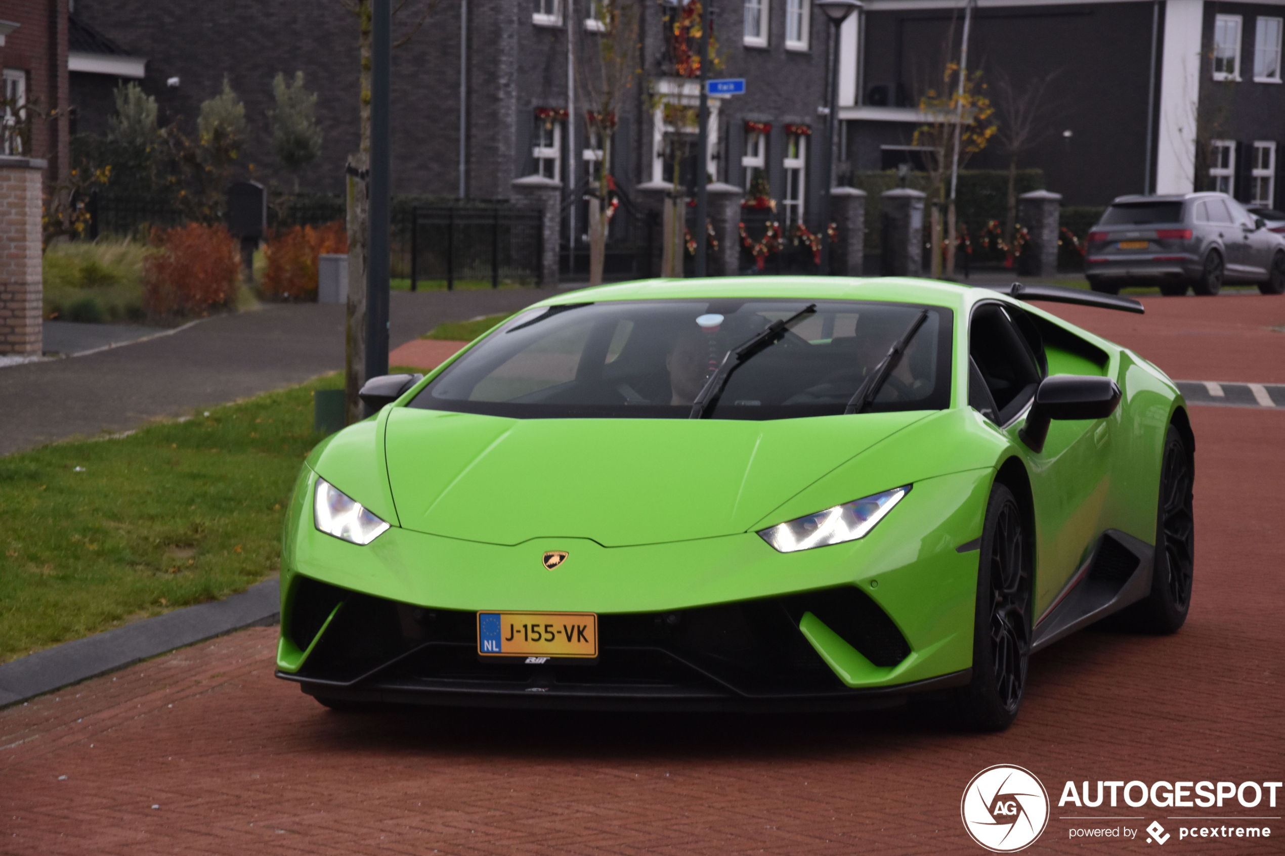 Don de Jong zeer content met zijn nieuwe Lamborghini!