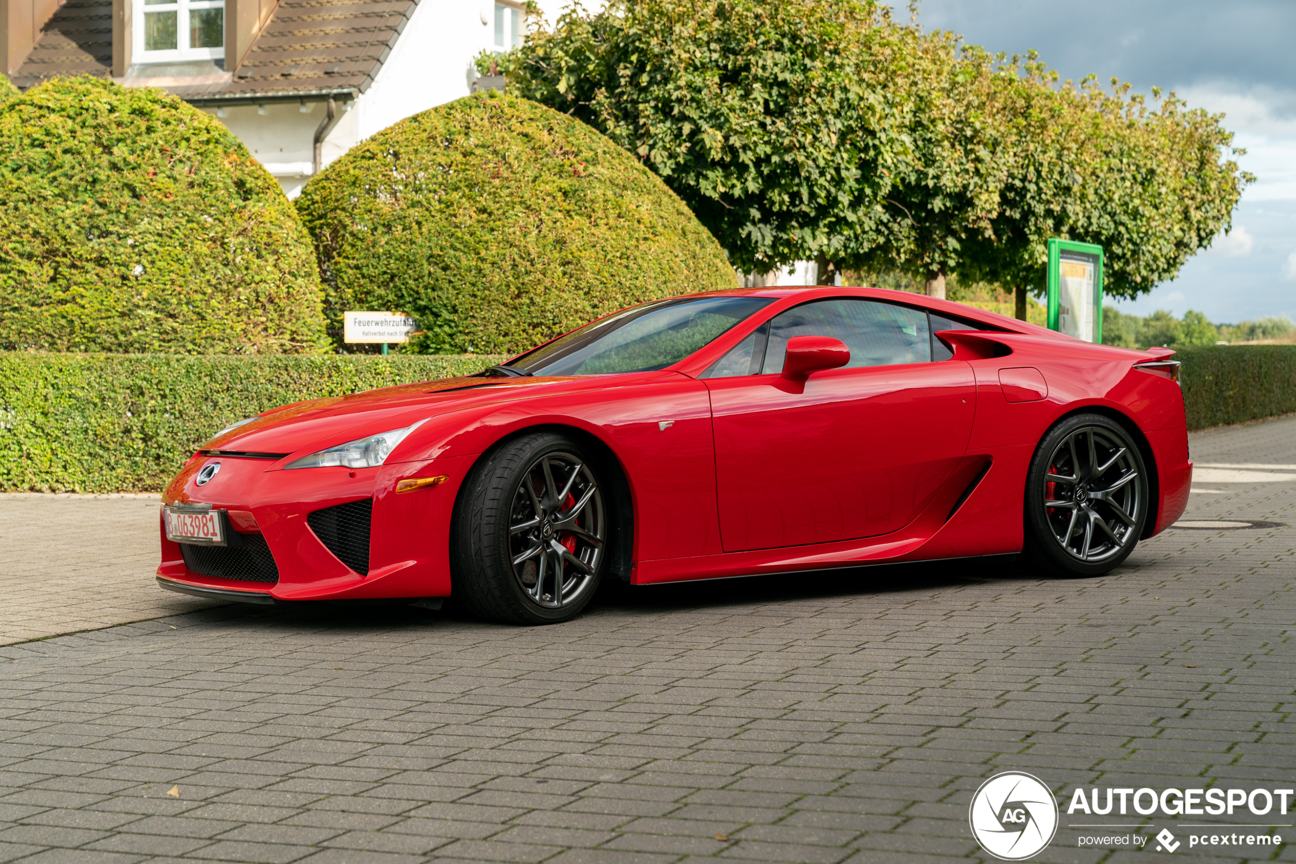 Lexus LFA dunkelblau