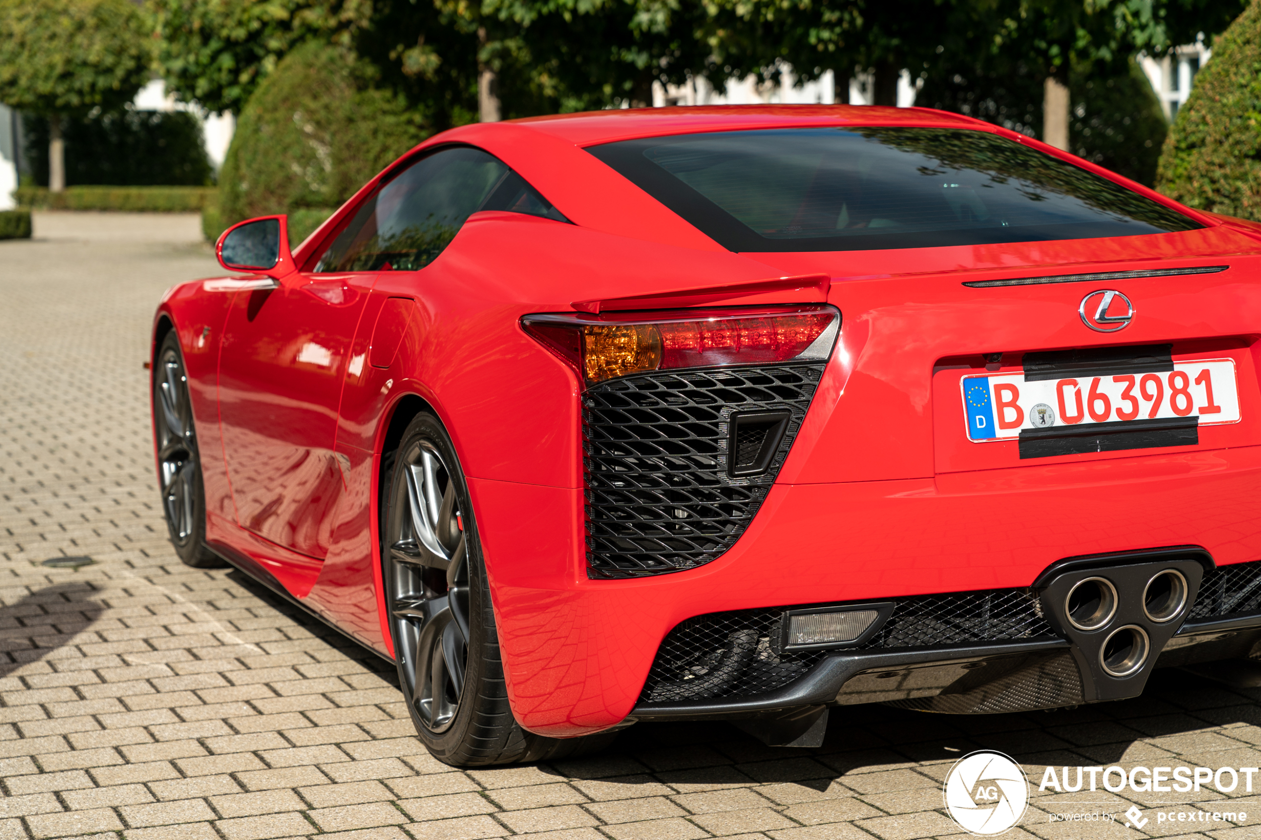 Lexus LFA dunkelblau