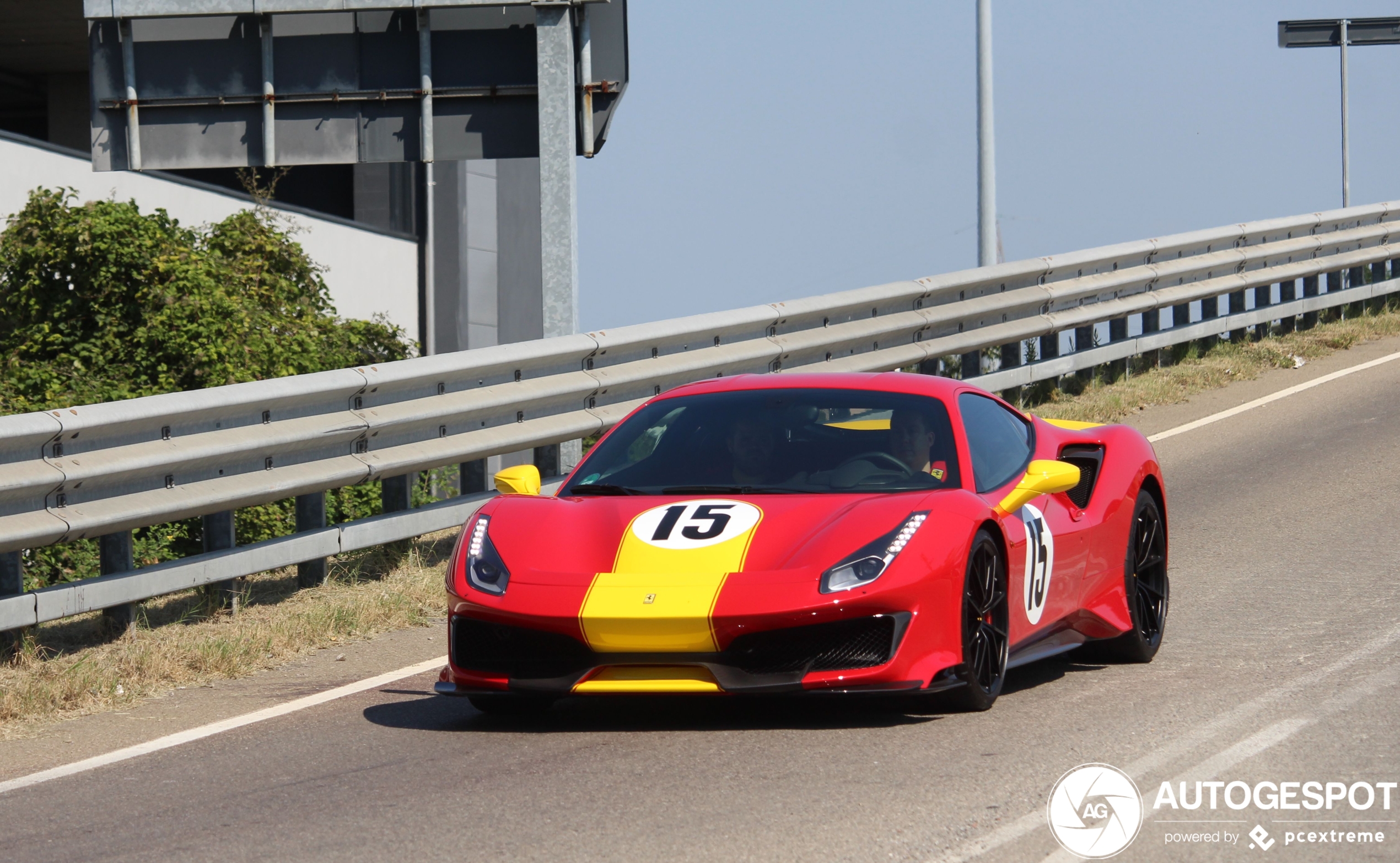 Ferrari 488 Pista gesponsord door McDonalds