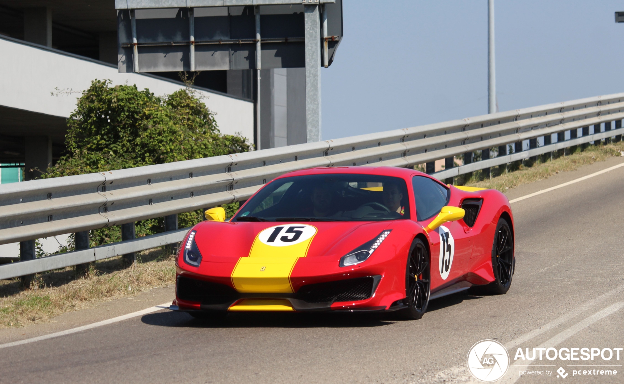 Ferrari 488 Pista gesponsord door McDonalds