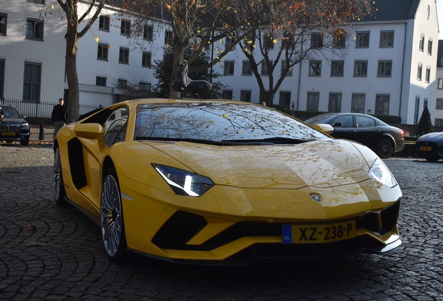 Lamborghini Aventador S LP740-4