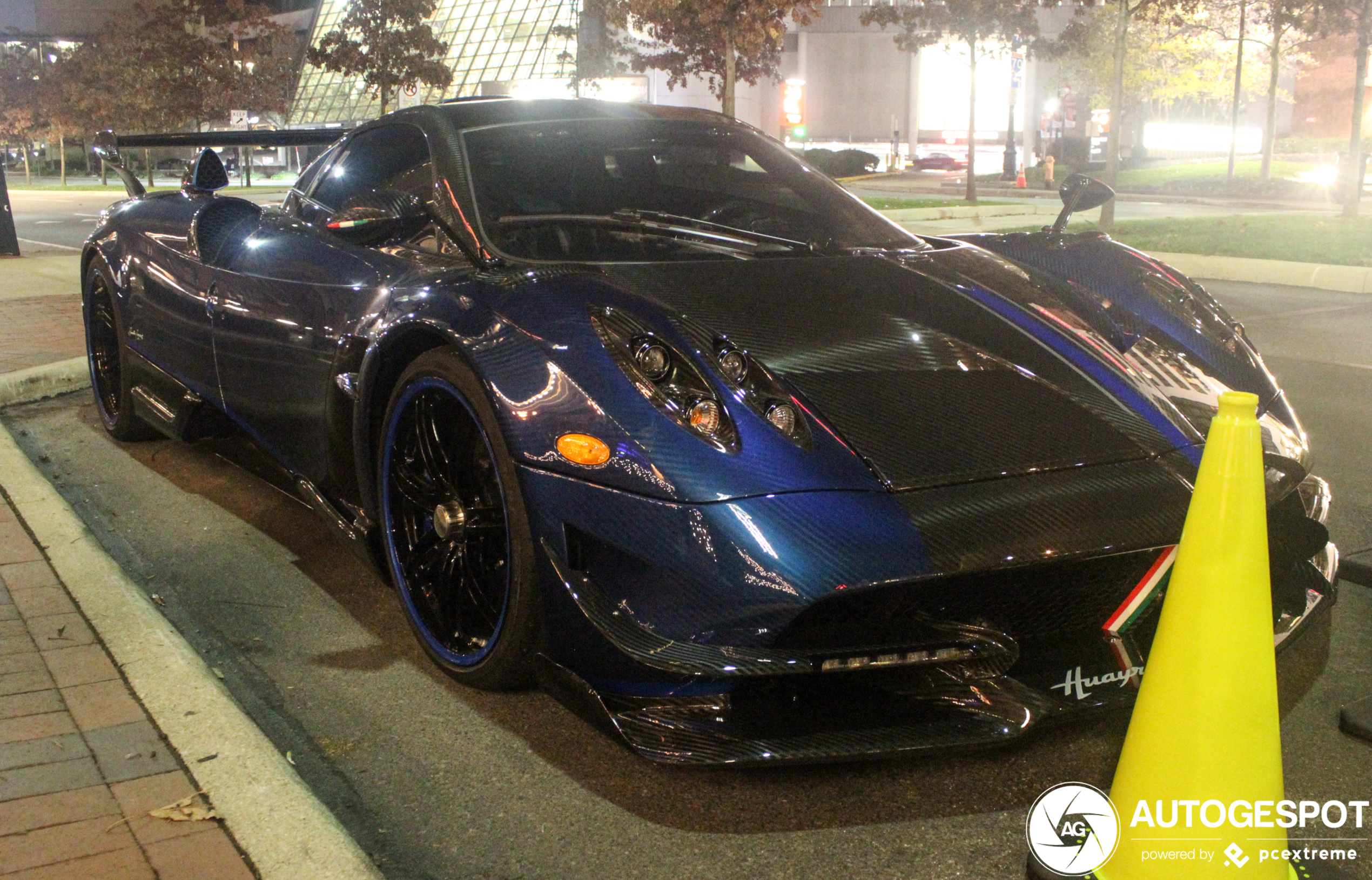 Pagani Huayra BC Macchina Volante staat nonchalant langs de weg