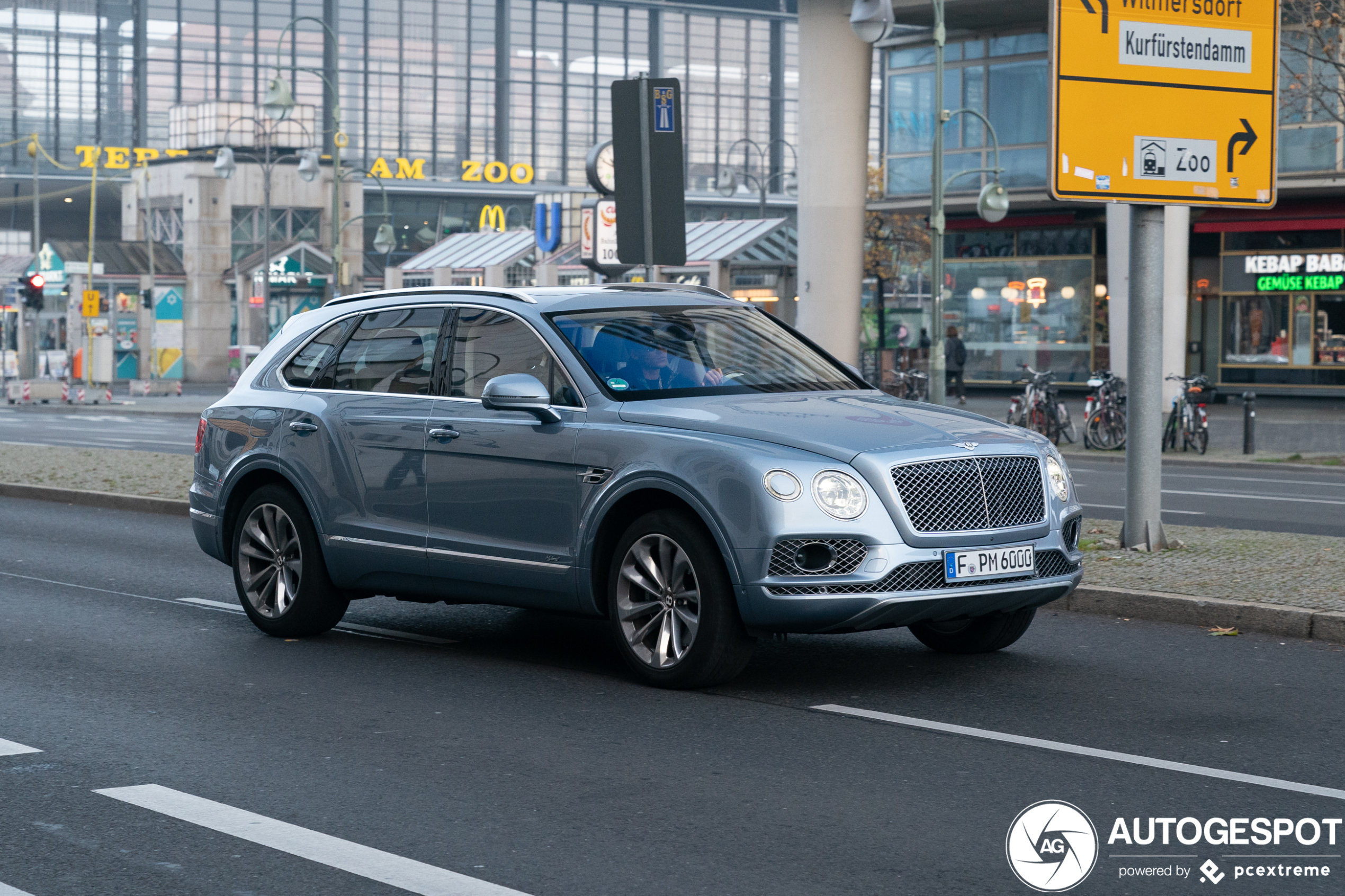 Deze Bentley lijkt aan gender reveals te doen