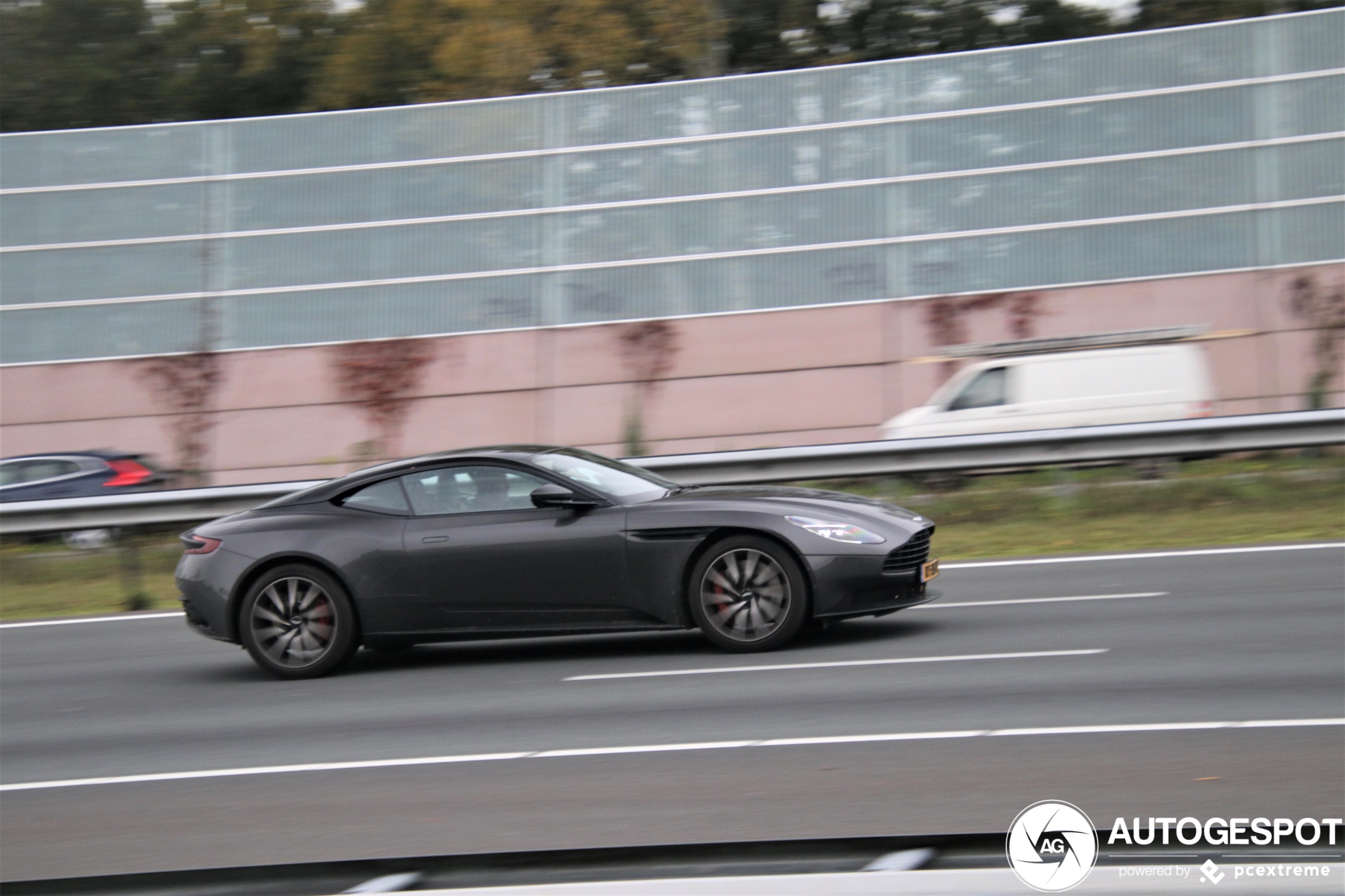 Aston Martin DB11 V8