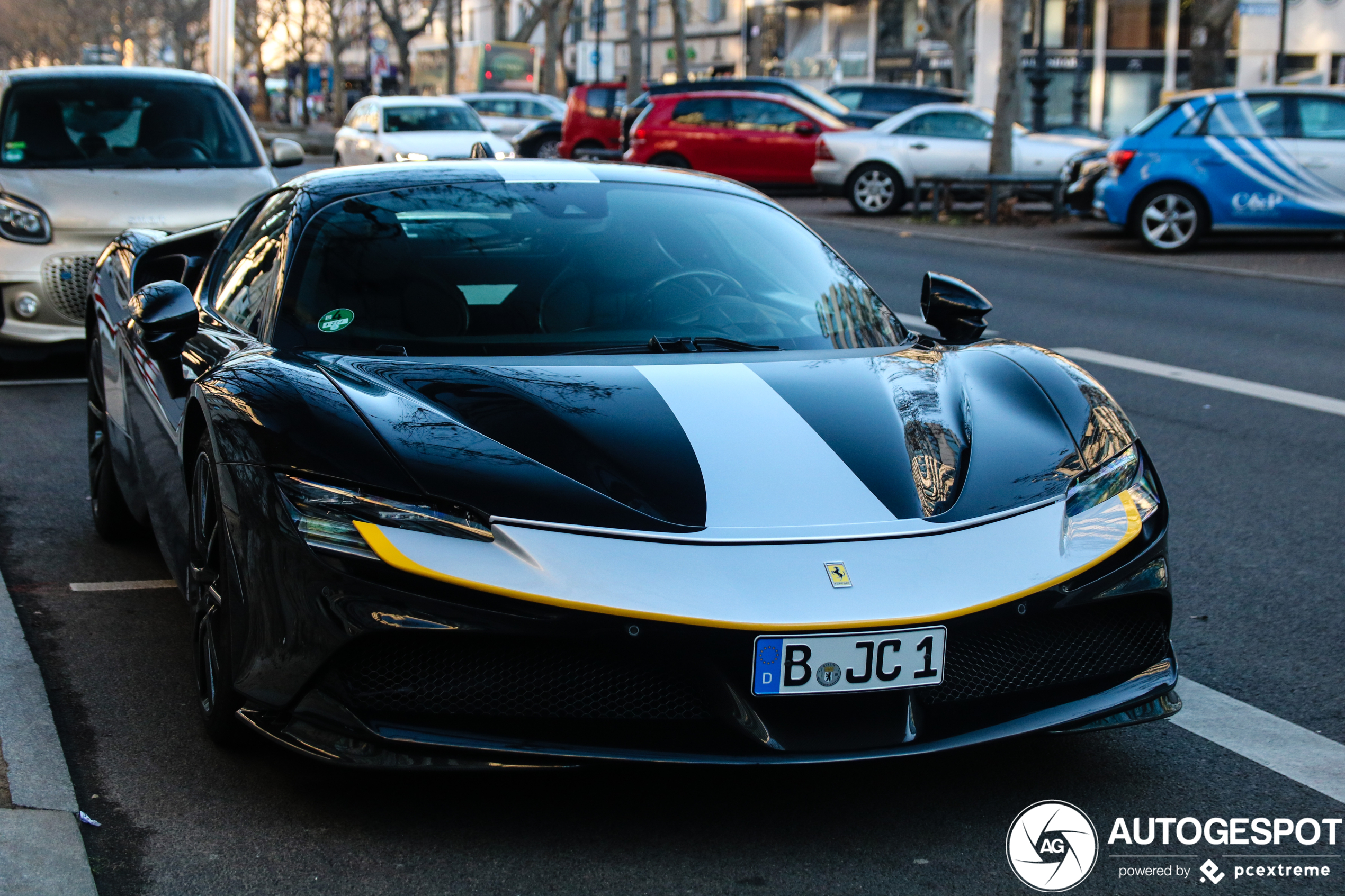 Ferrari SF90 Stradale Assetto Fiorano duikt op in Berlijn