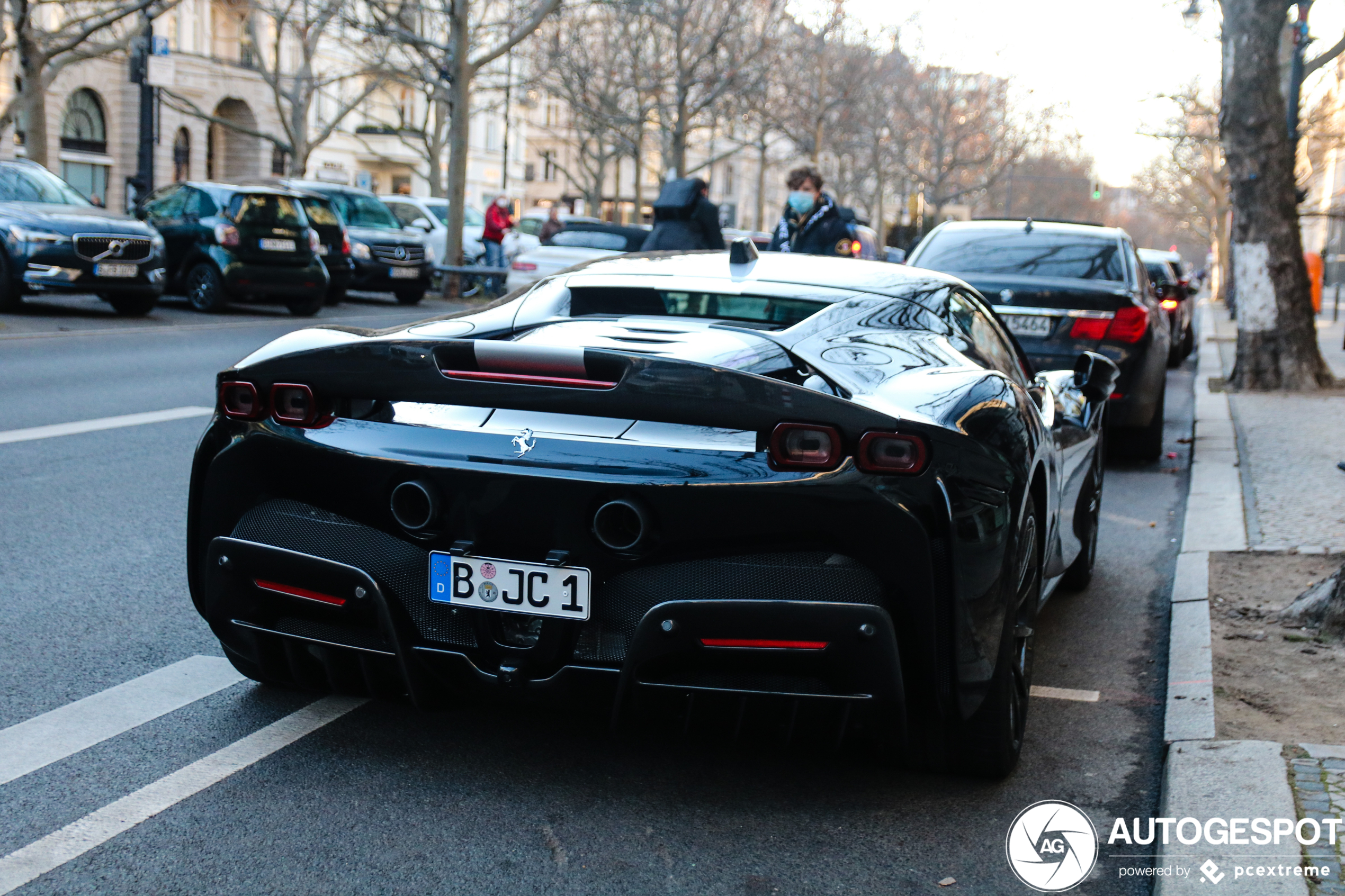 Ferrari SF90 Stradale Assetto Fiorano duikt op in Berlijn