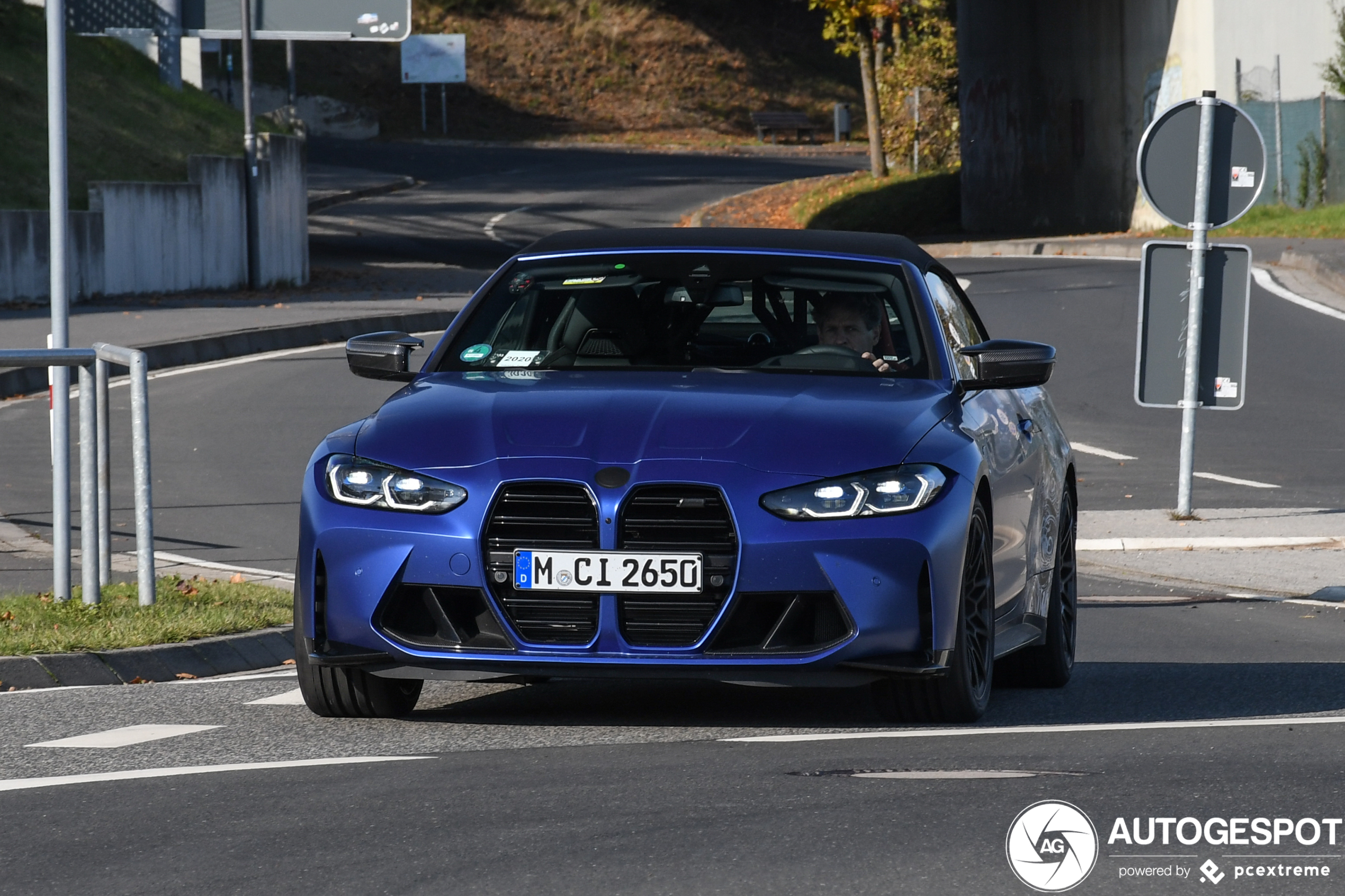 BMW M4 Convertible paradeert met weinig camouflage