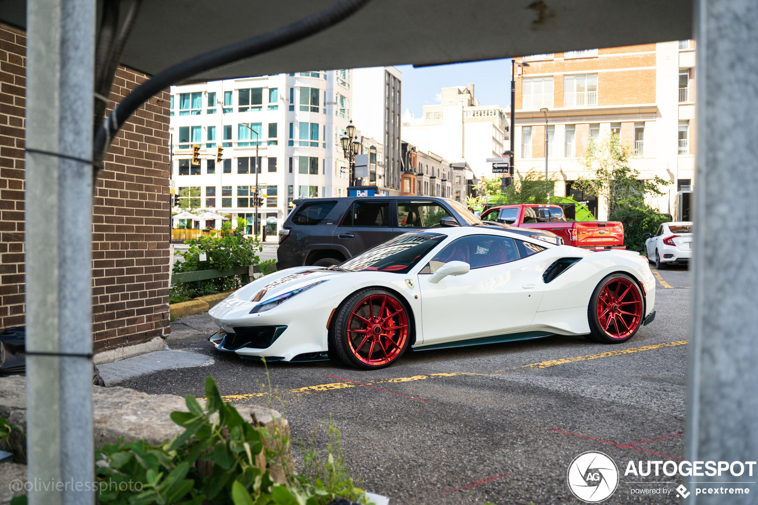 Ferrari 488 Pista samengesteld in de kleuren van kerstmis