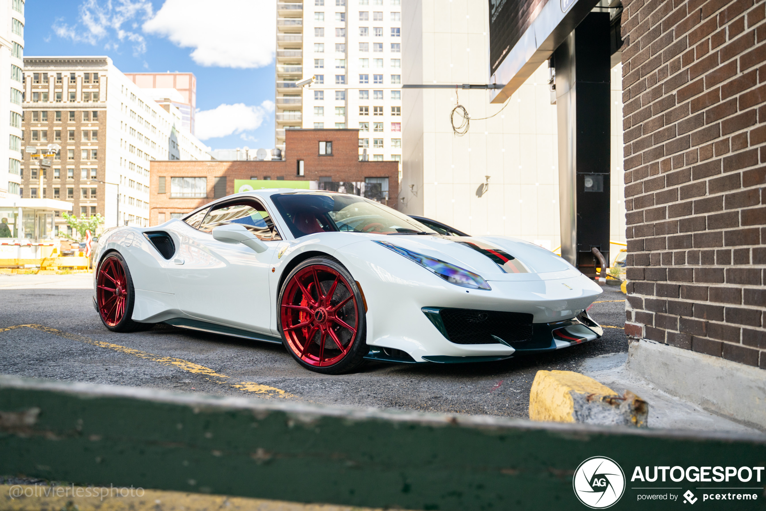 Ferrari 488 Pista samengesteld in de kleuren van kerstmis