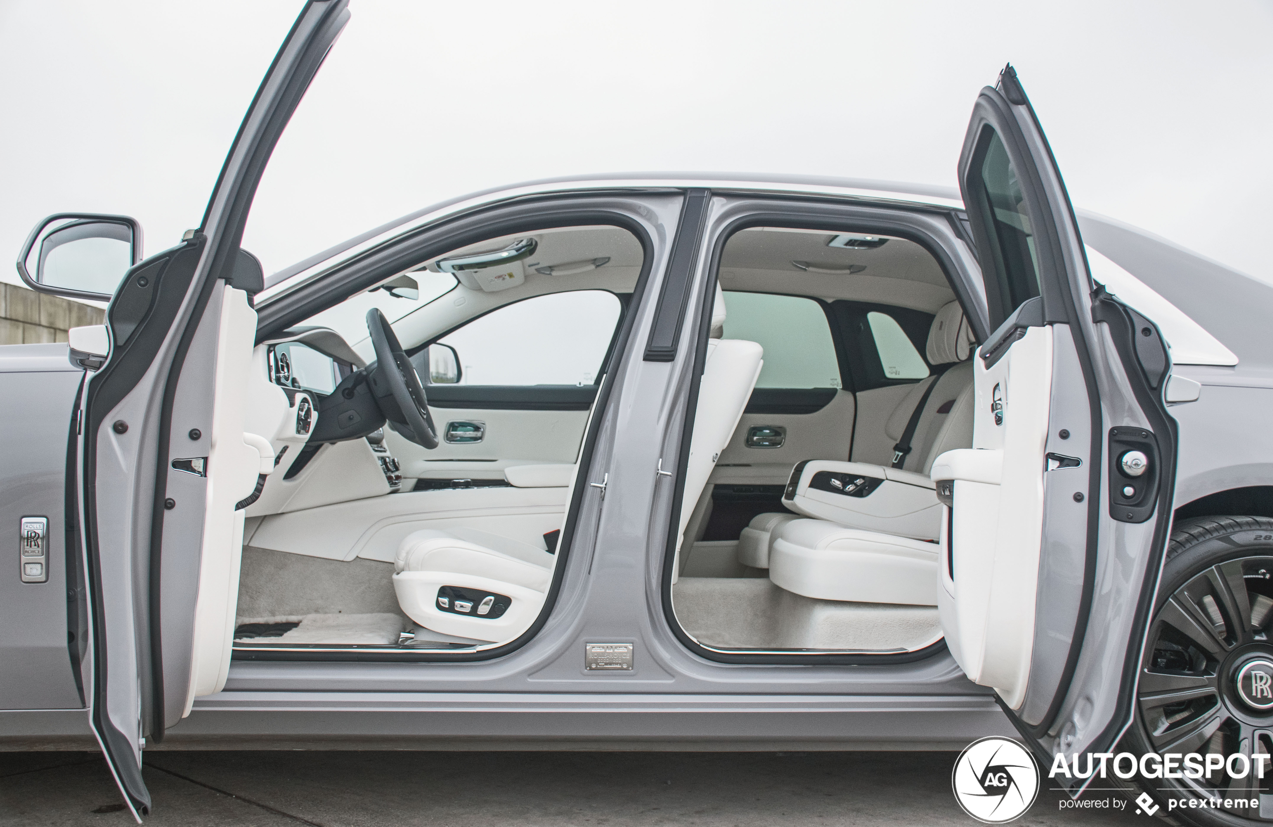 Een kijkje in het interieur van de nieuwe Rolls-Royce Ghost