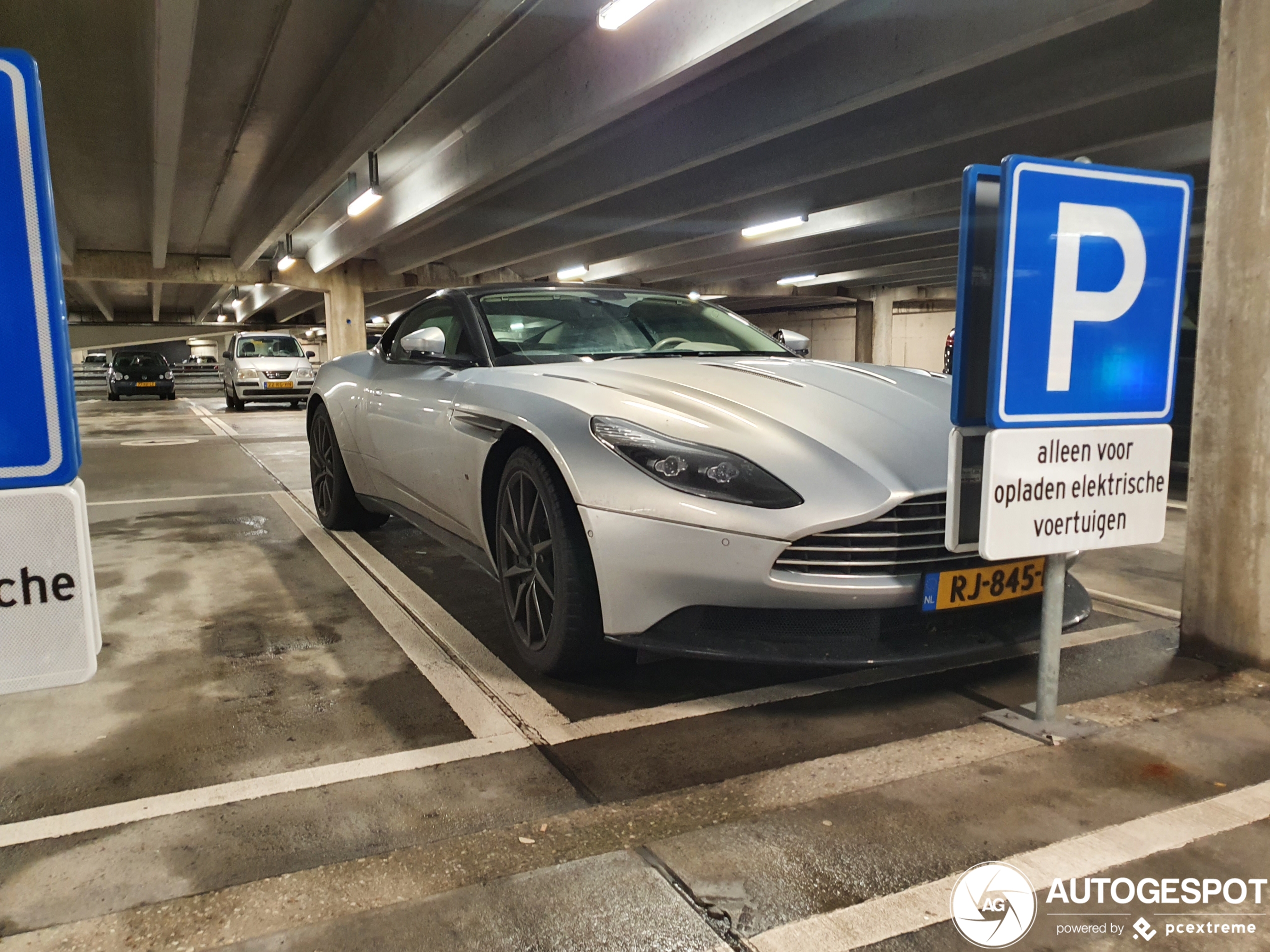 Aston Martin DB11