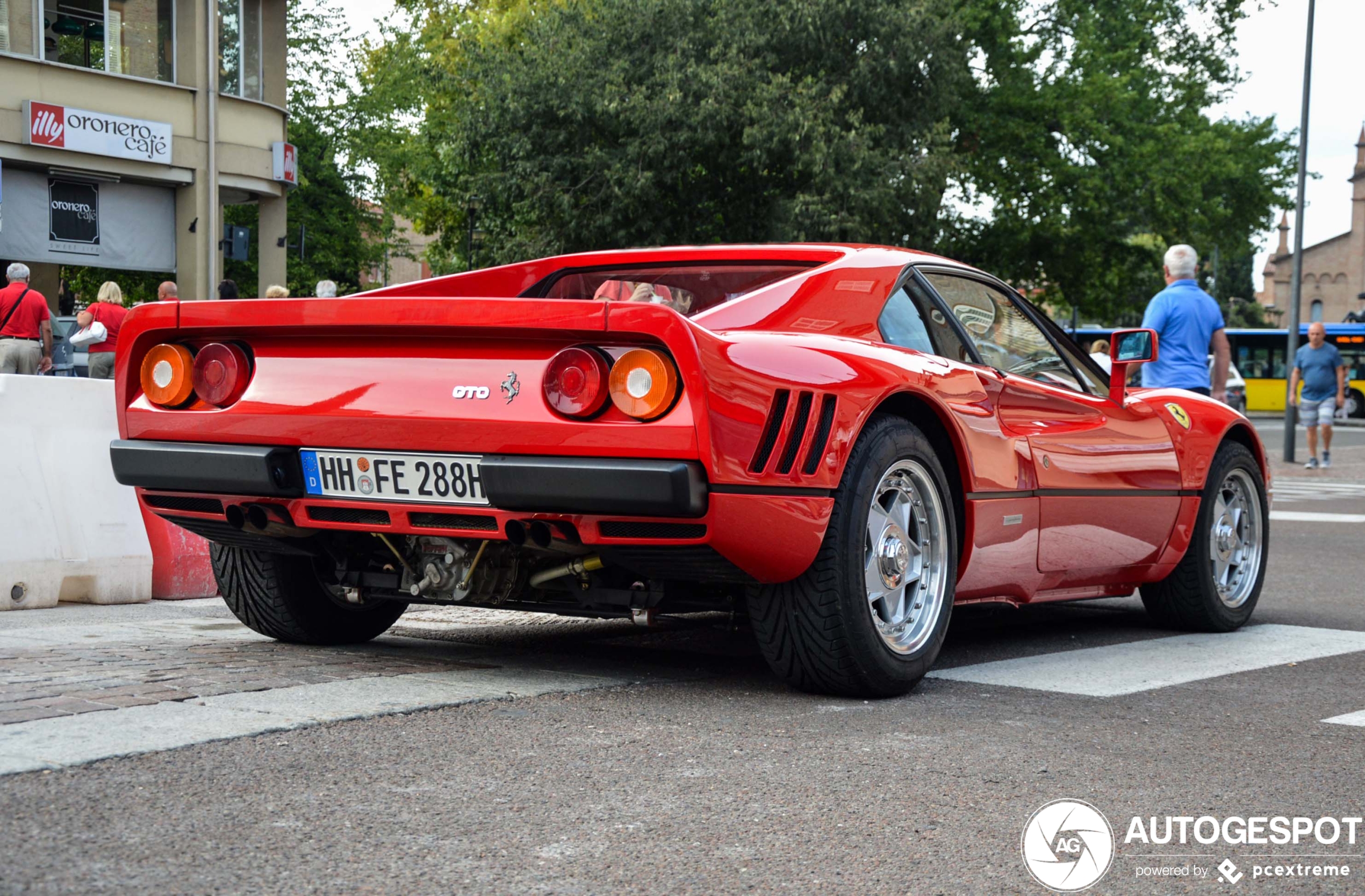 Ferrari 288 GTO trekt de volle aandacht in Maranello