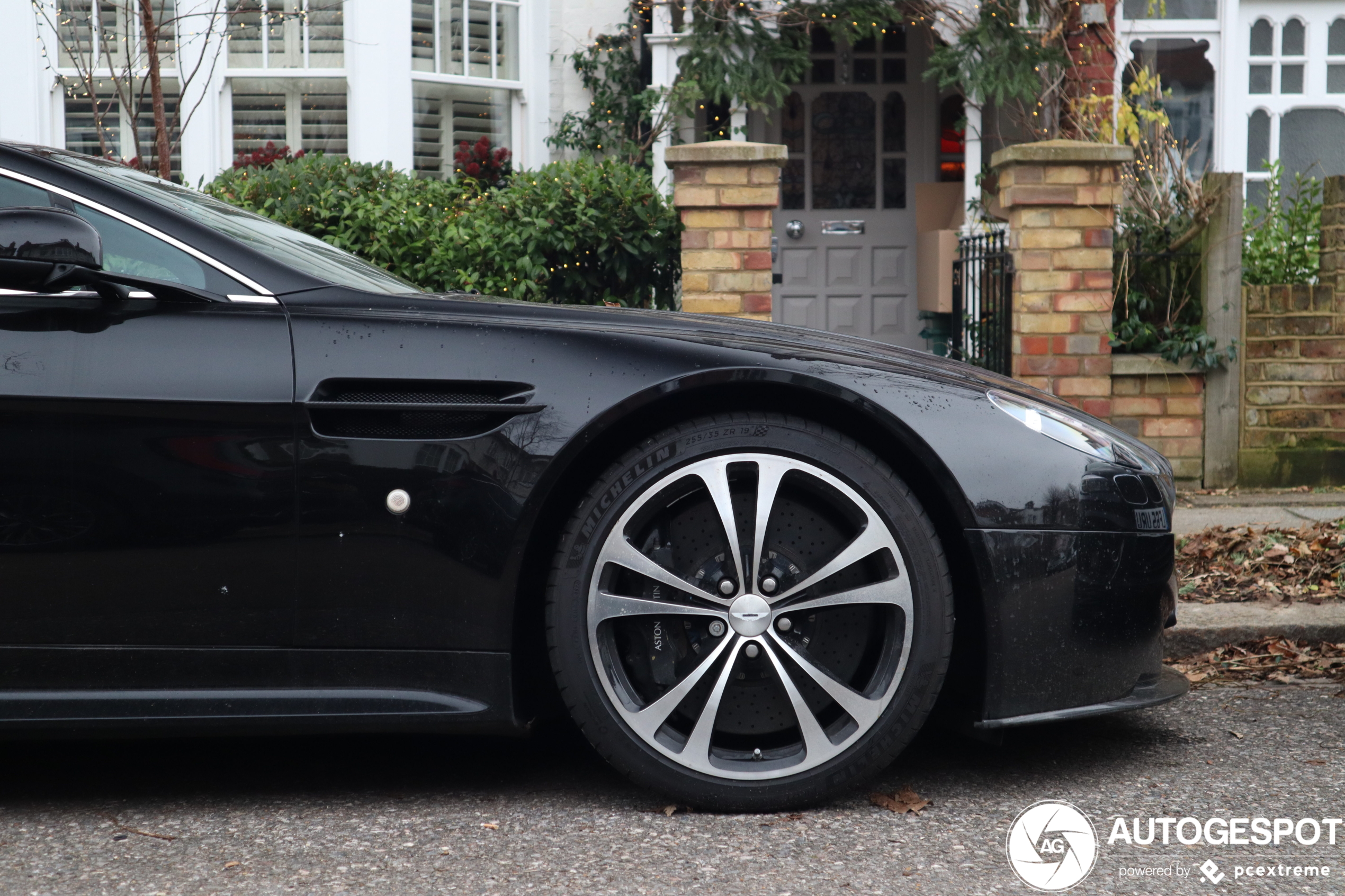 Aston Martin V12 Vantage