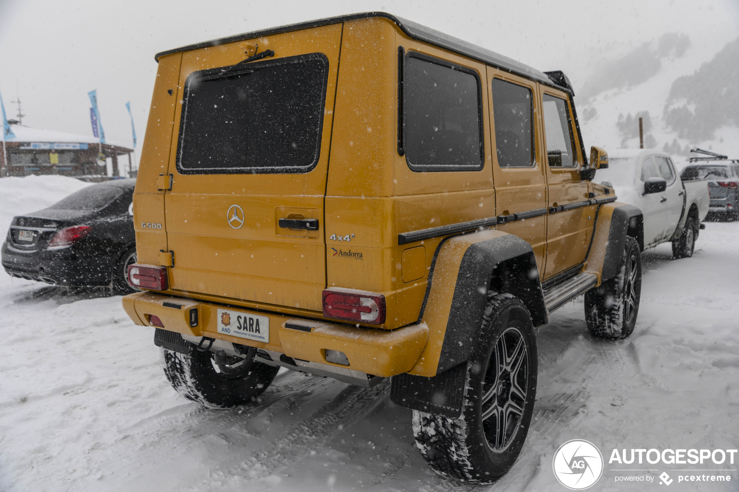 Het moet nog even doorsneeuwen wil deze Mercedes niet meer weg kunnen