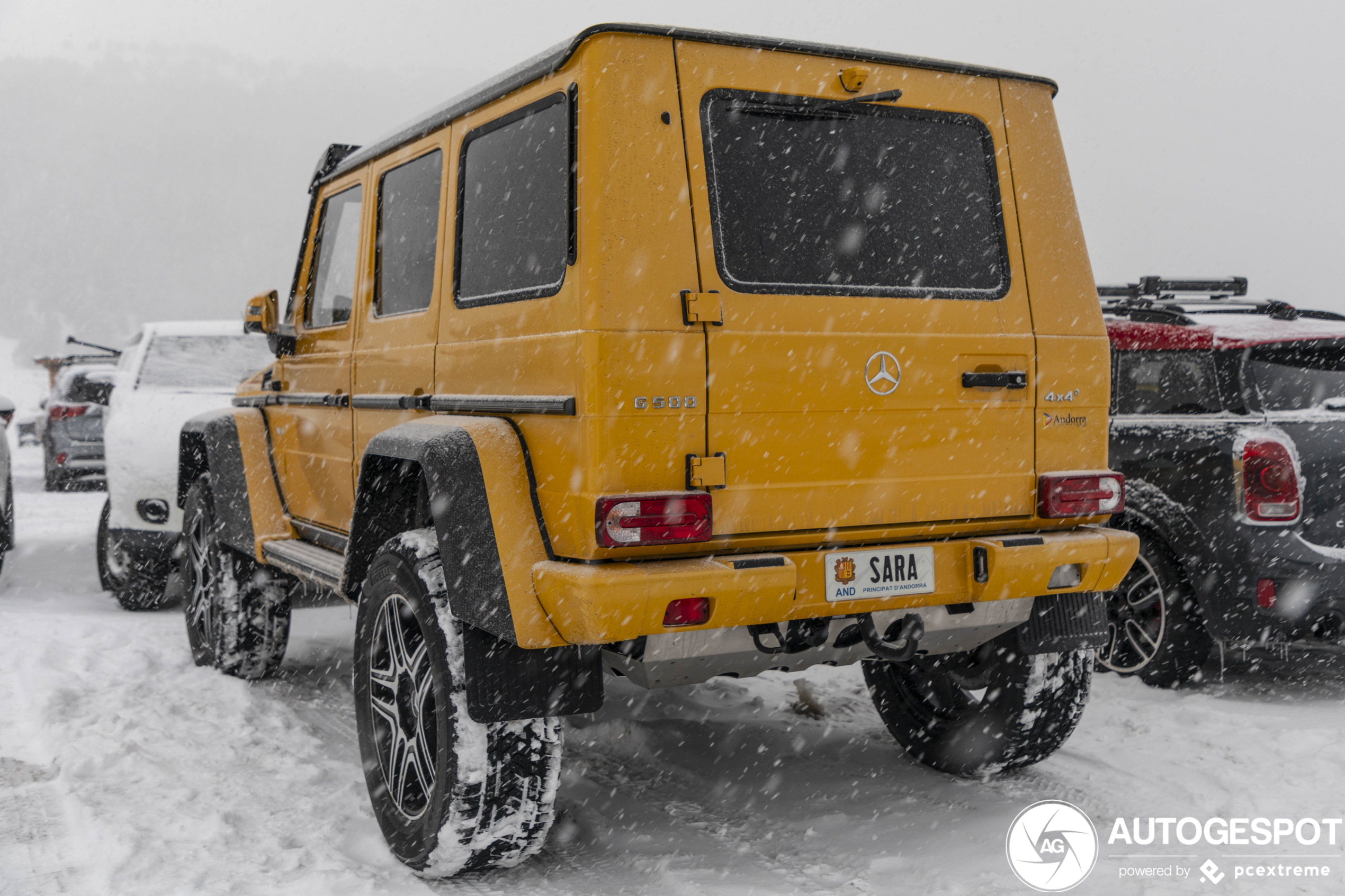 Het moet nog even doorsneeuwen wil deze Mercedes niet meer weg kunnen