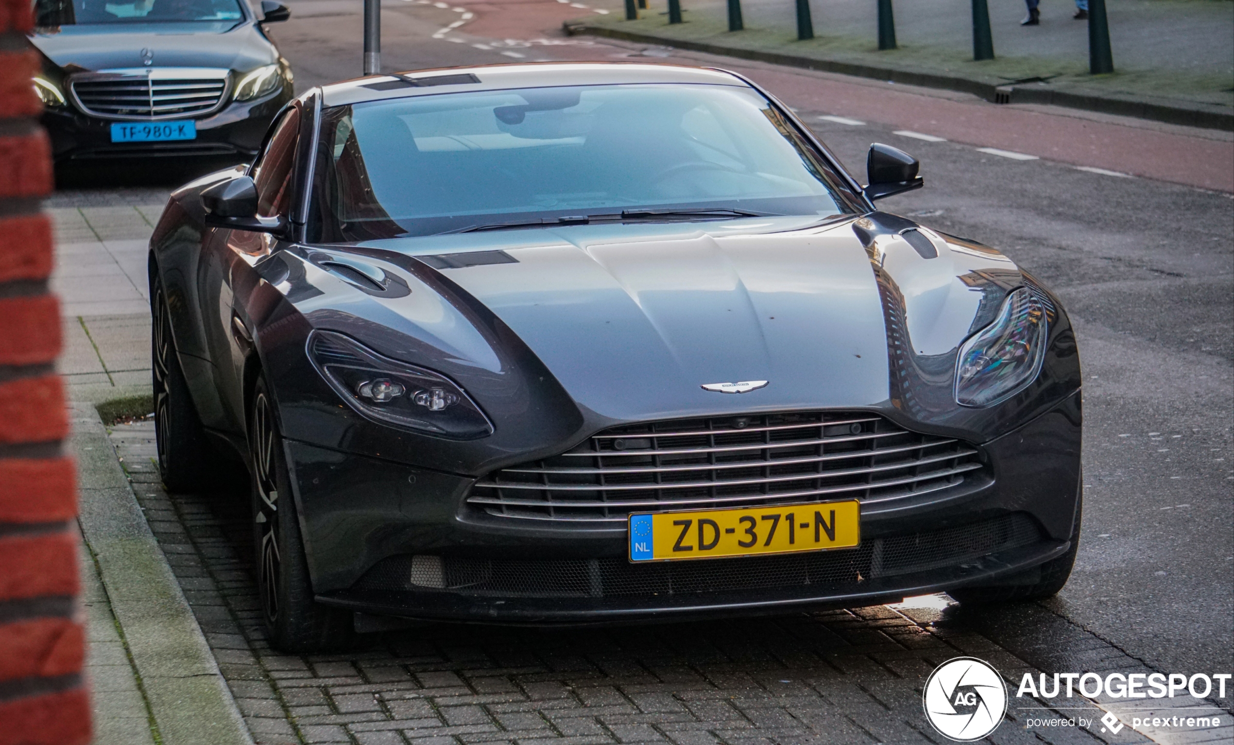 Aston Martin DB11 V8