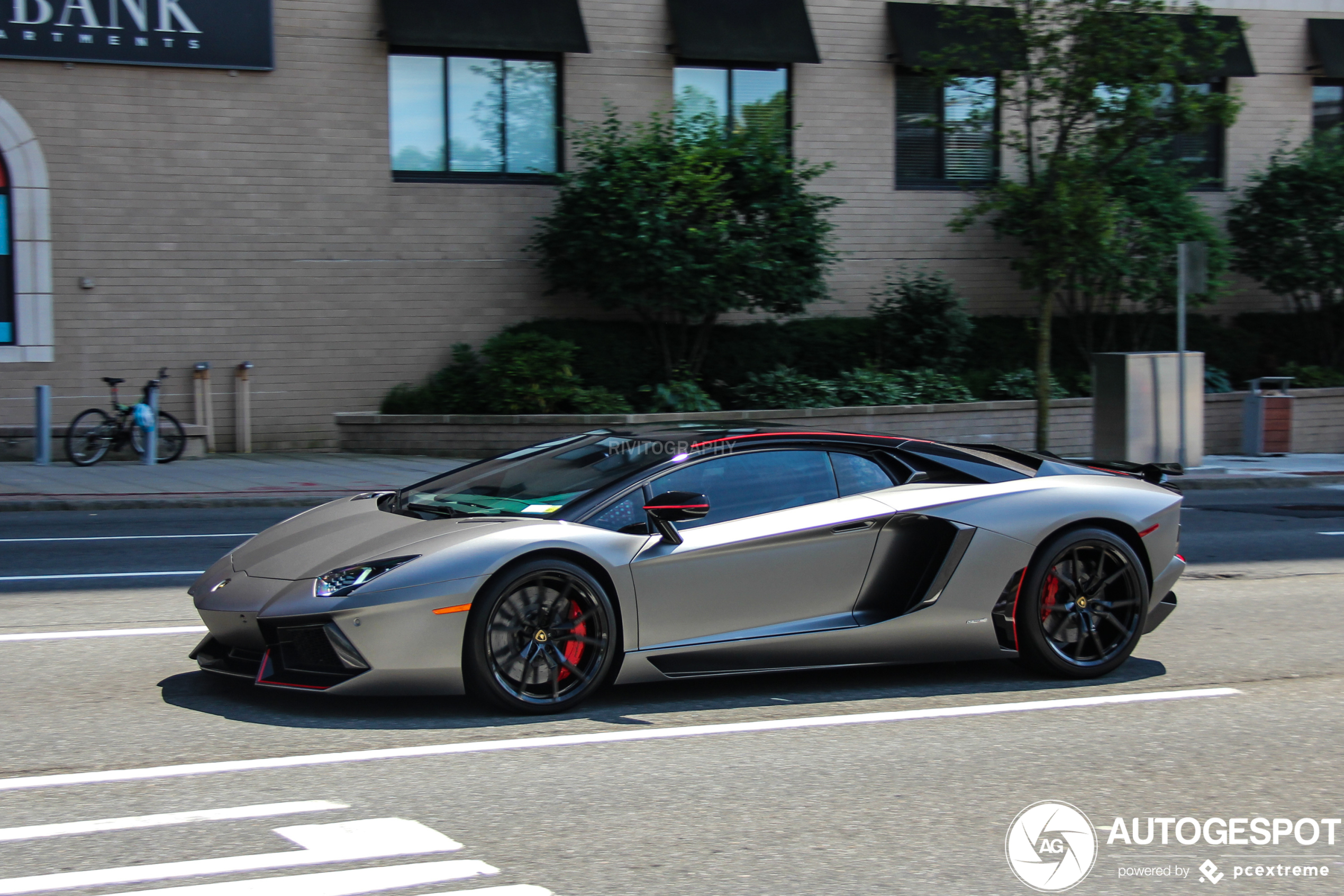 Lamborghini Aventador LP700-4 Roadster Pirelli Edition