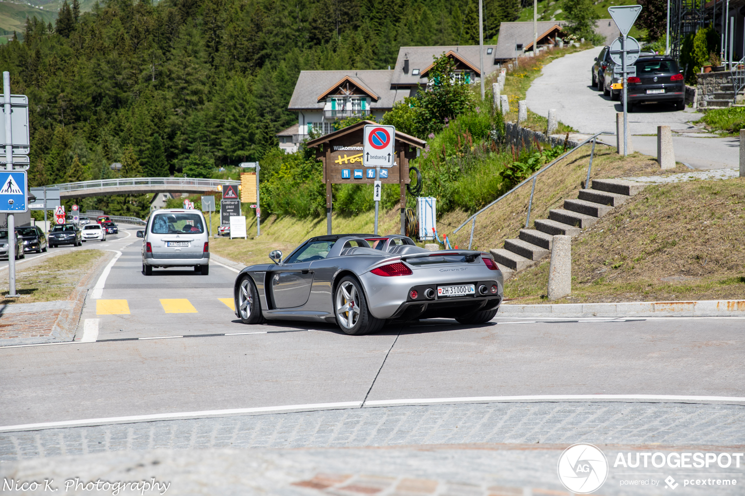 Porsche Carrera GT vermaakt zich in Zwitserse Alpen