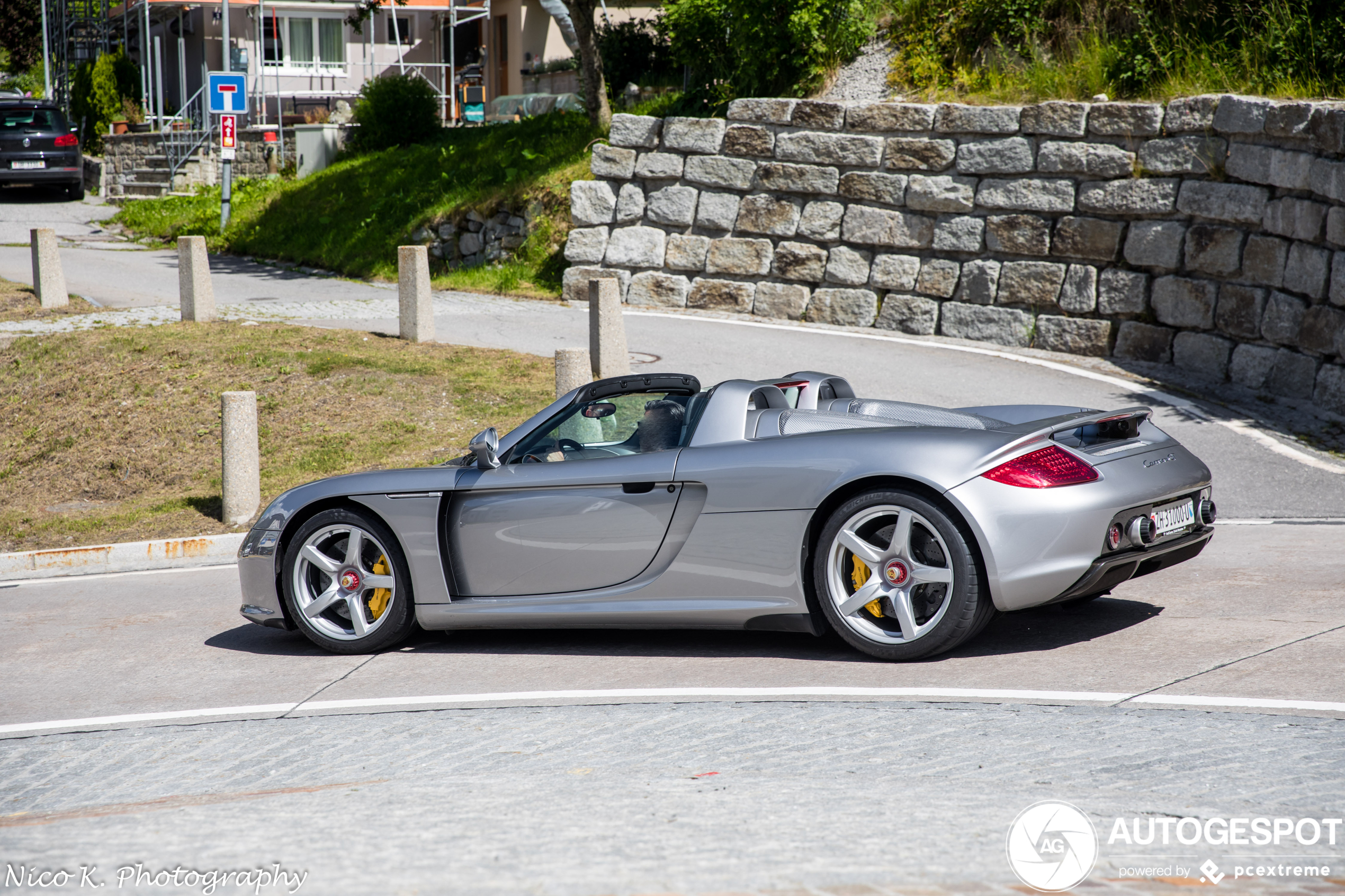 Porsche Carrera GT vermaakt zich in Zwitserse Alpen