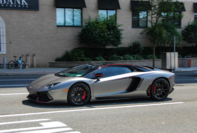 Lamborghini Aventador LP700-4 Roadster Pirelli Edition