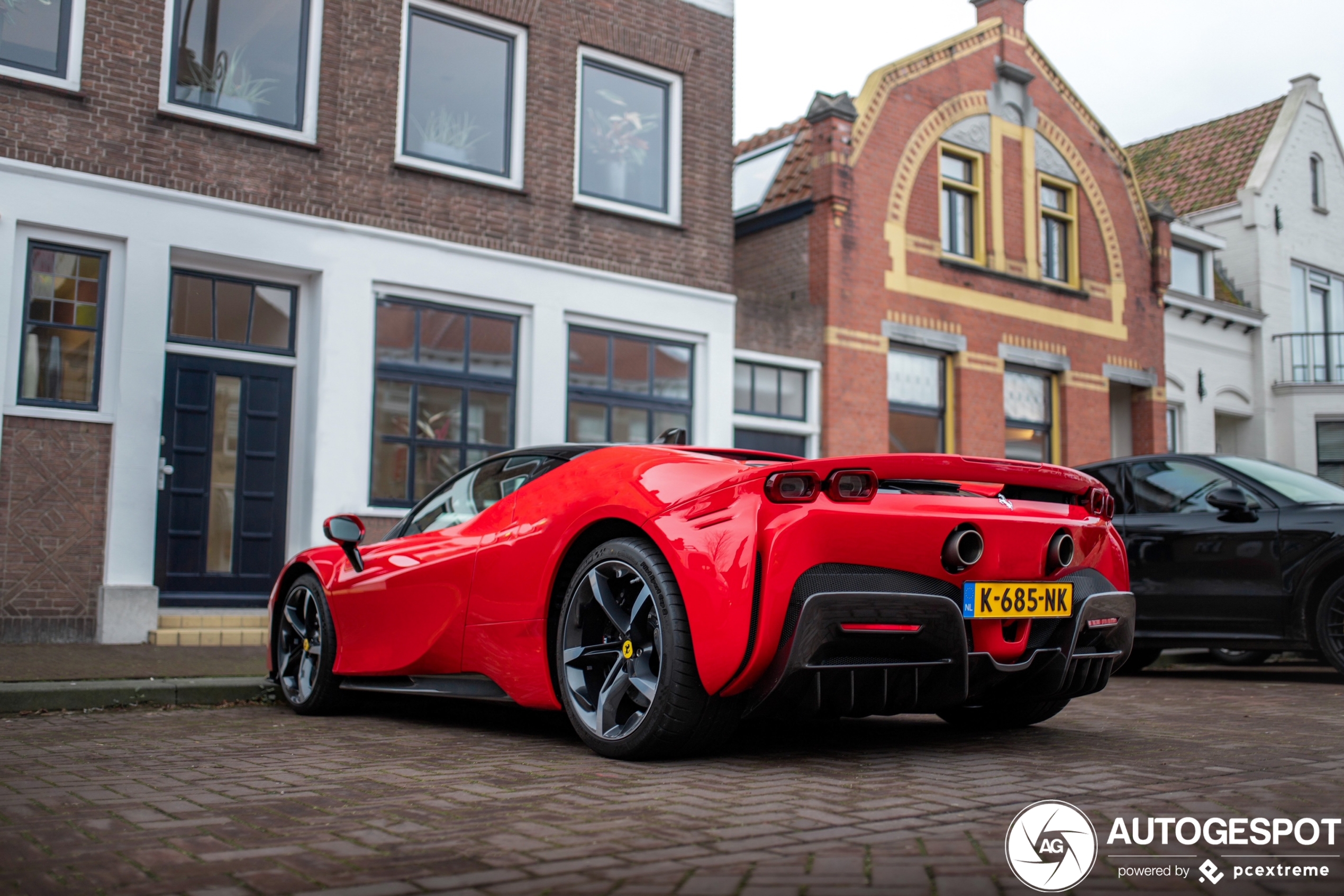 Eerste Ferrari SF90 Stradale op Nederlands kenteken staat in Fijnaart