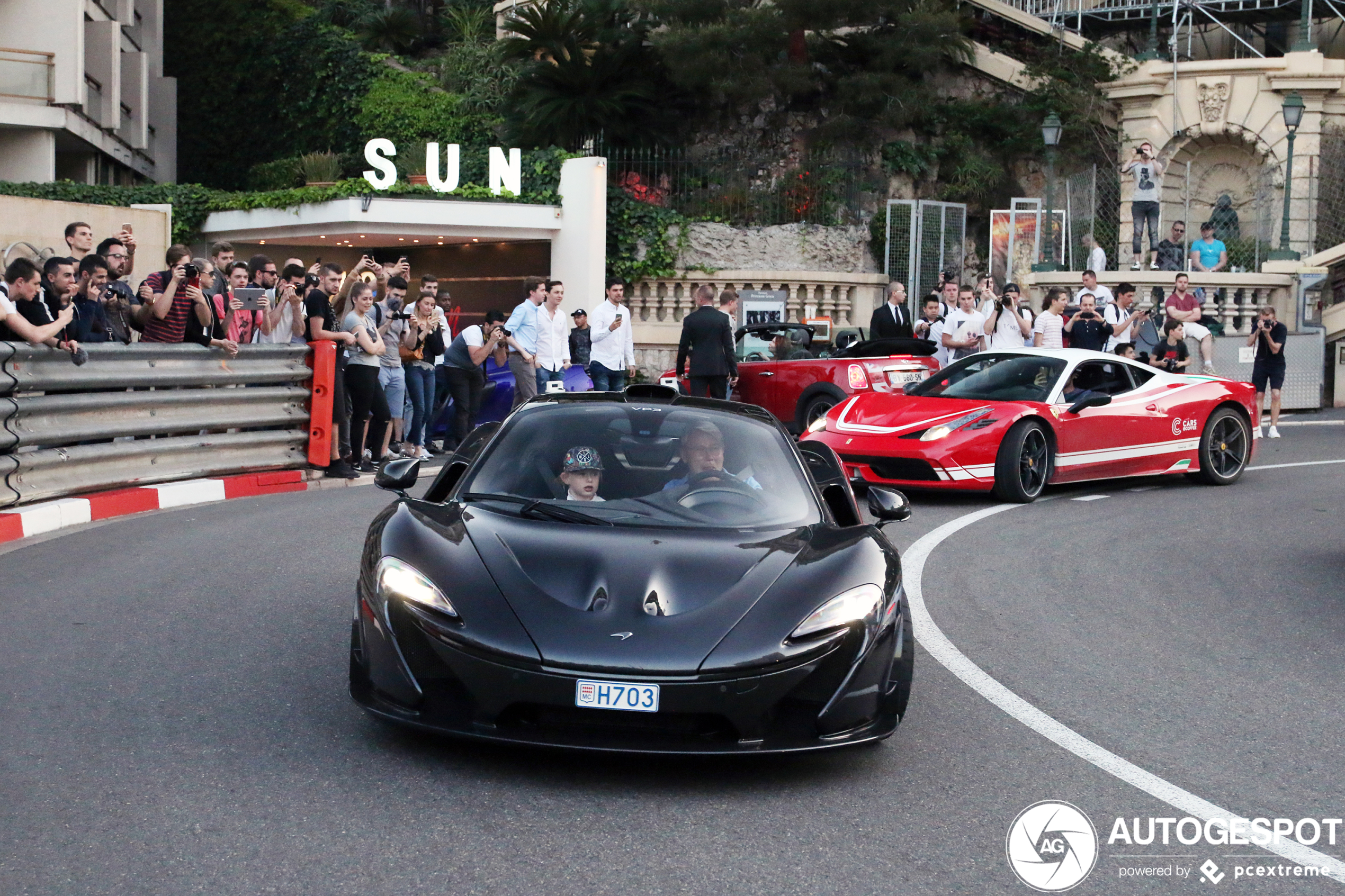 Mika Häkkinen geniet van alle aandacht in de McLaren P1