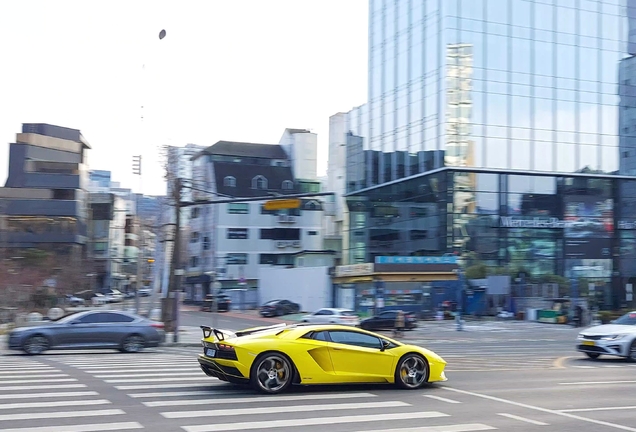 Lamborghini Aventador S LP740-4