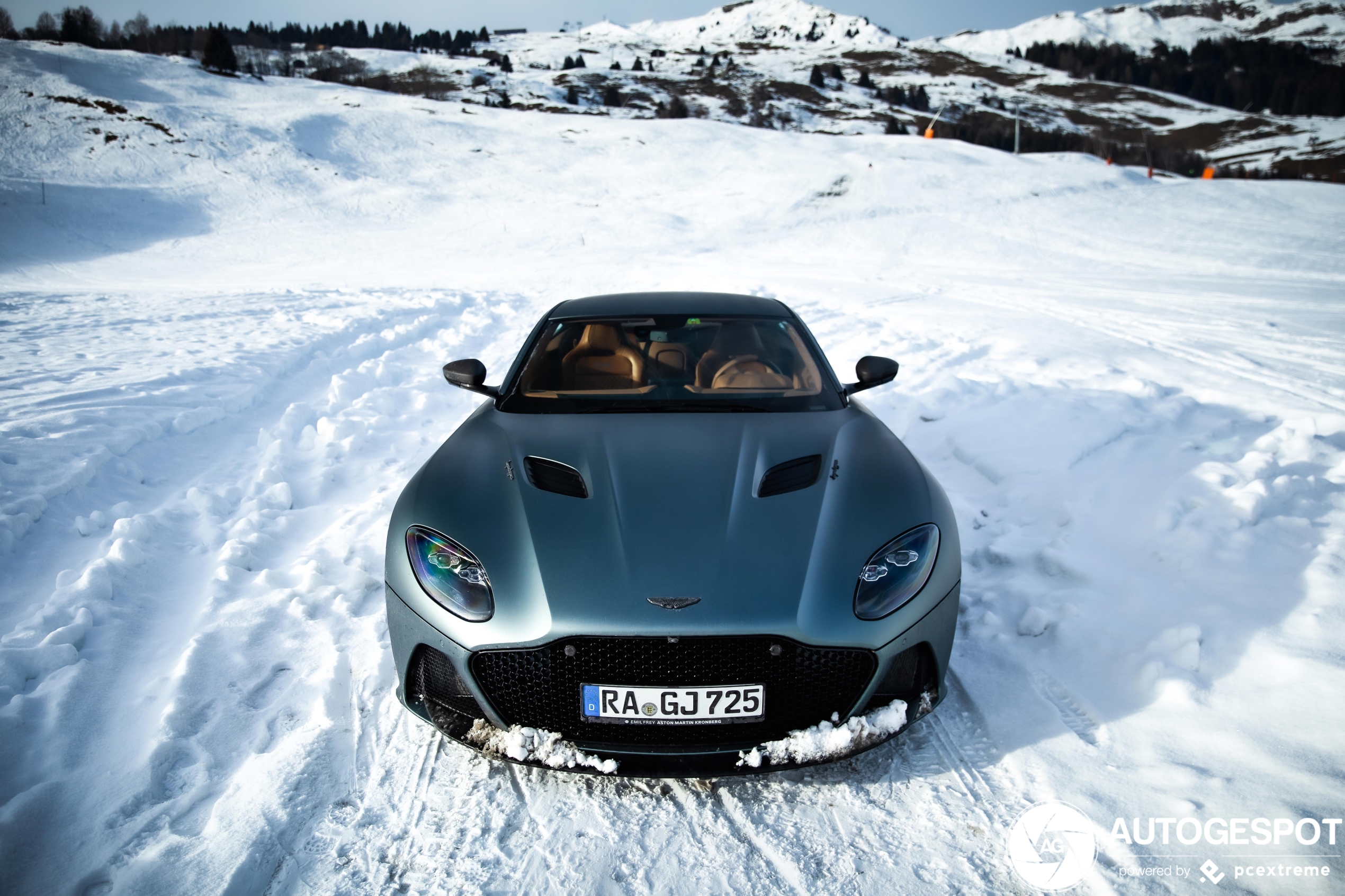 Aston Martin DBS Superleggera geniet van winters landschap