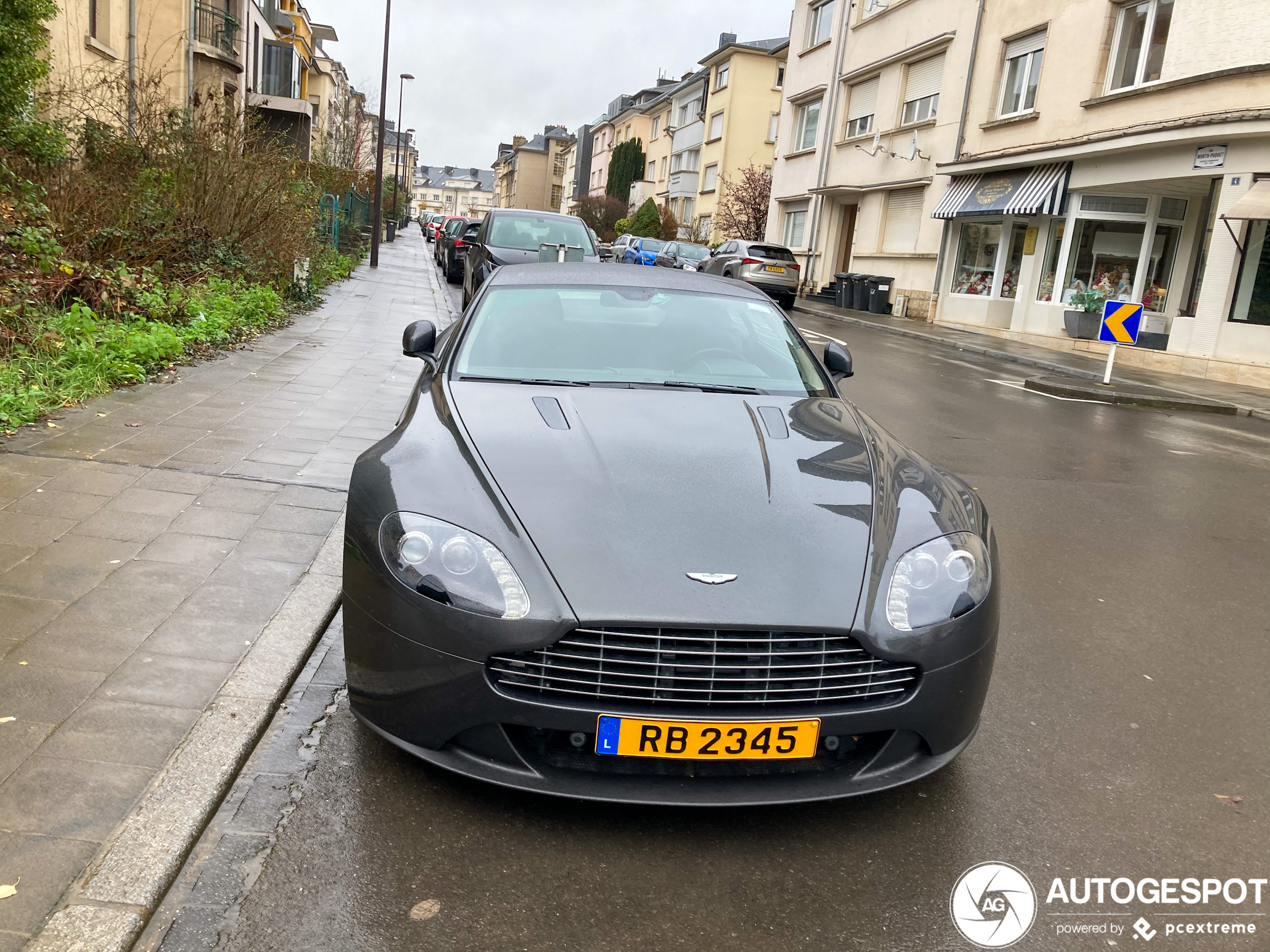 Aston Martin V8 Vantage 2012