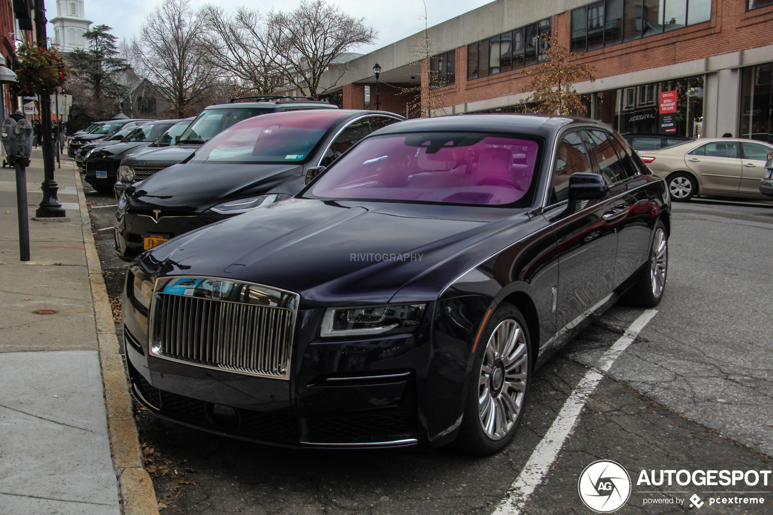 Nieuwe Rolls-Royce Ghost aan de andere kant van de plas aangekomen