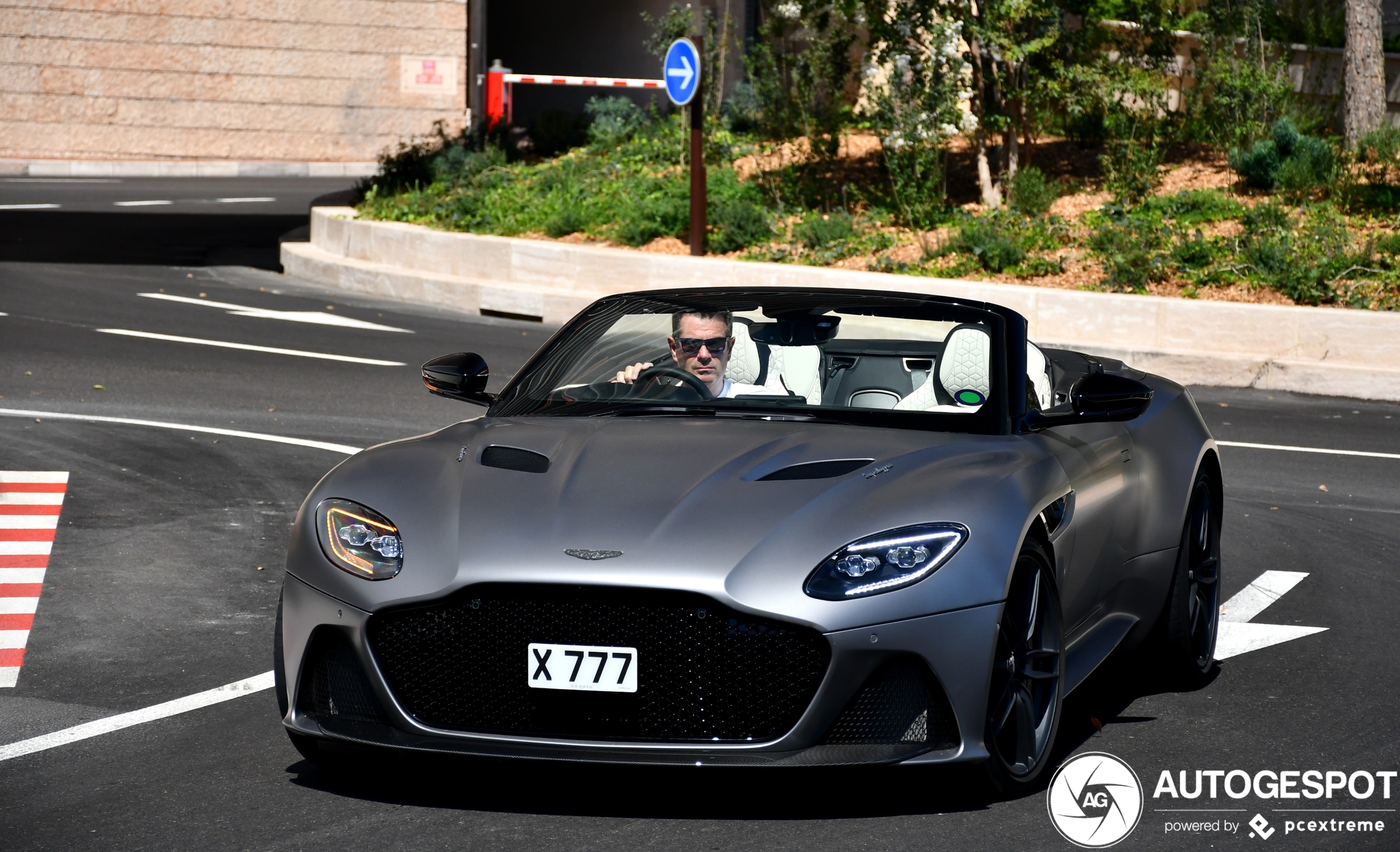 Aston Martin DBS Superleggera Volante