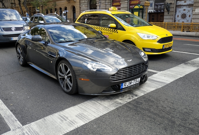 Aston Martin V12 Vantage