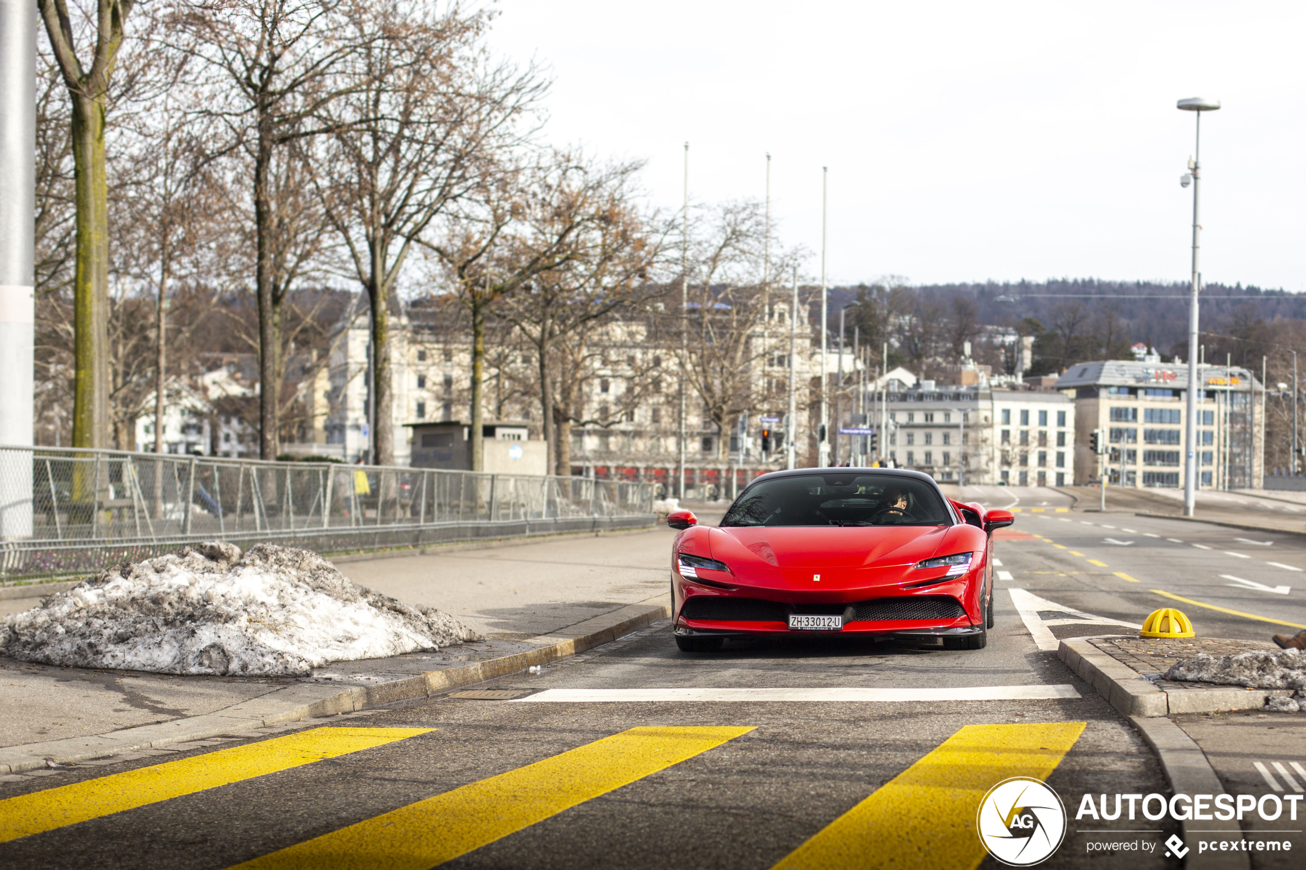 Ferrari SF90 Stradale verplaatst zich door rustig Zürich