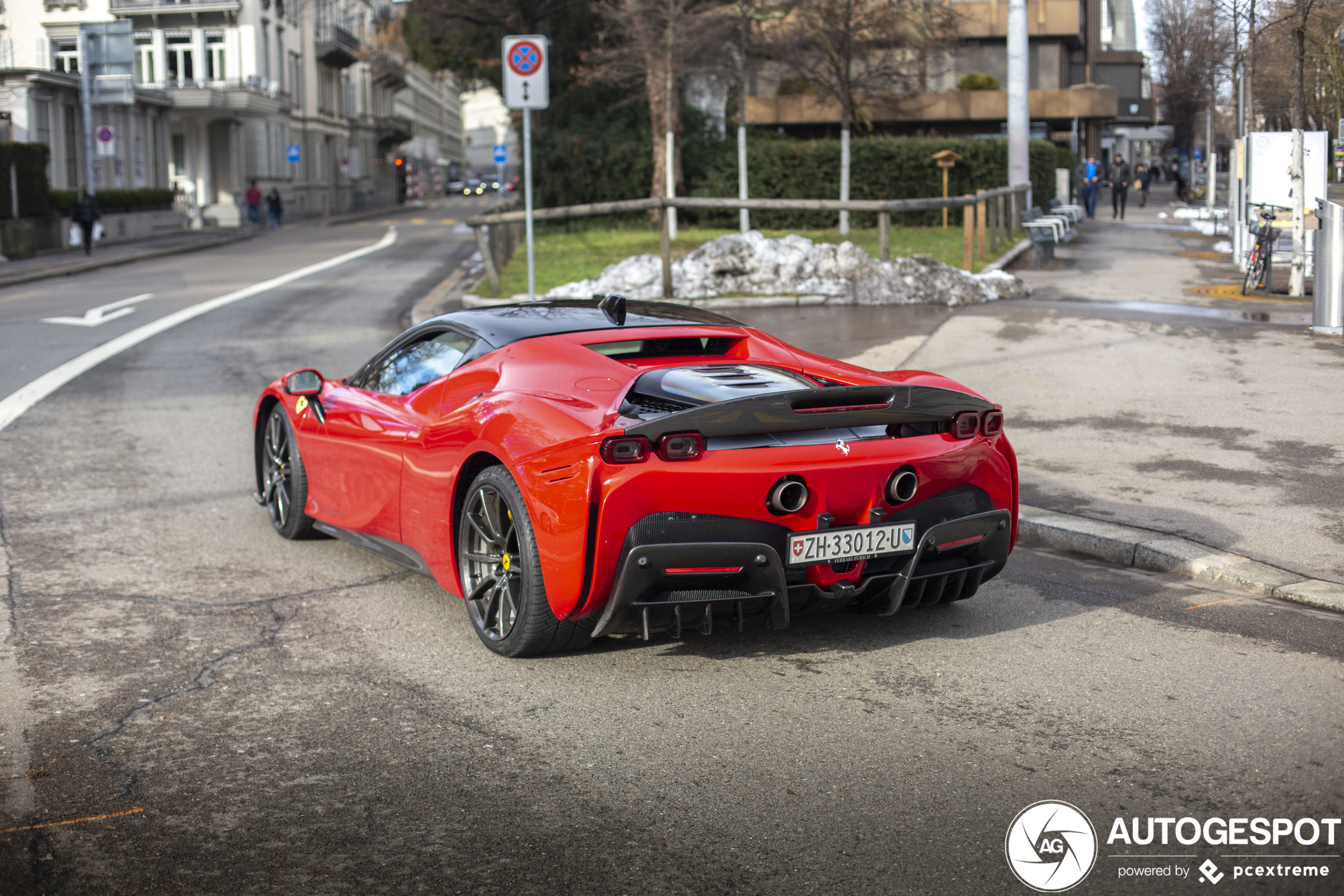 Ferrari SF90 Stradale verplaatst zich door rustig Zürich