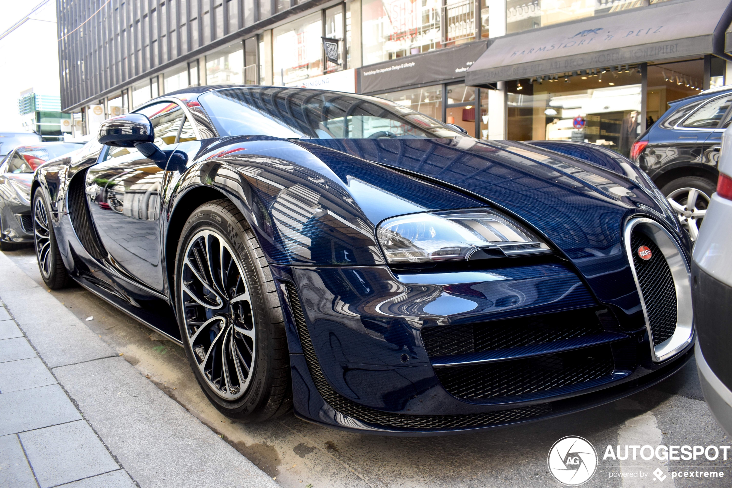 Bugatti Veyron 16.4 Super Sport draagt carbon fiber body met trots