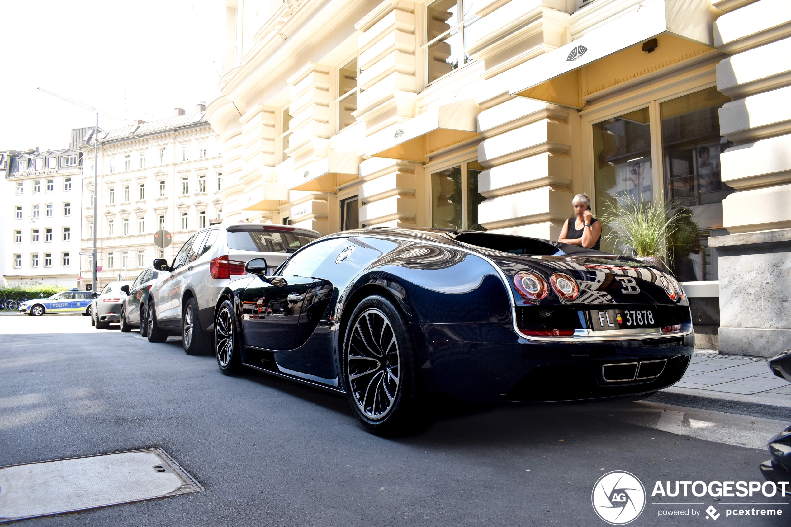 Bugatti Veyron 16.4 Super Sport draagt carbon fiber body met trots