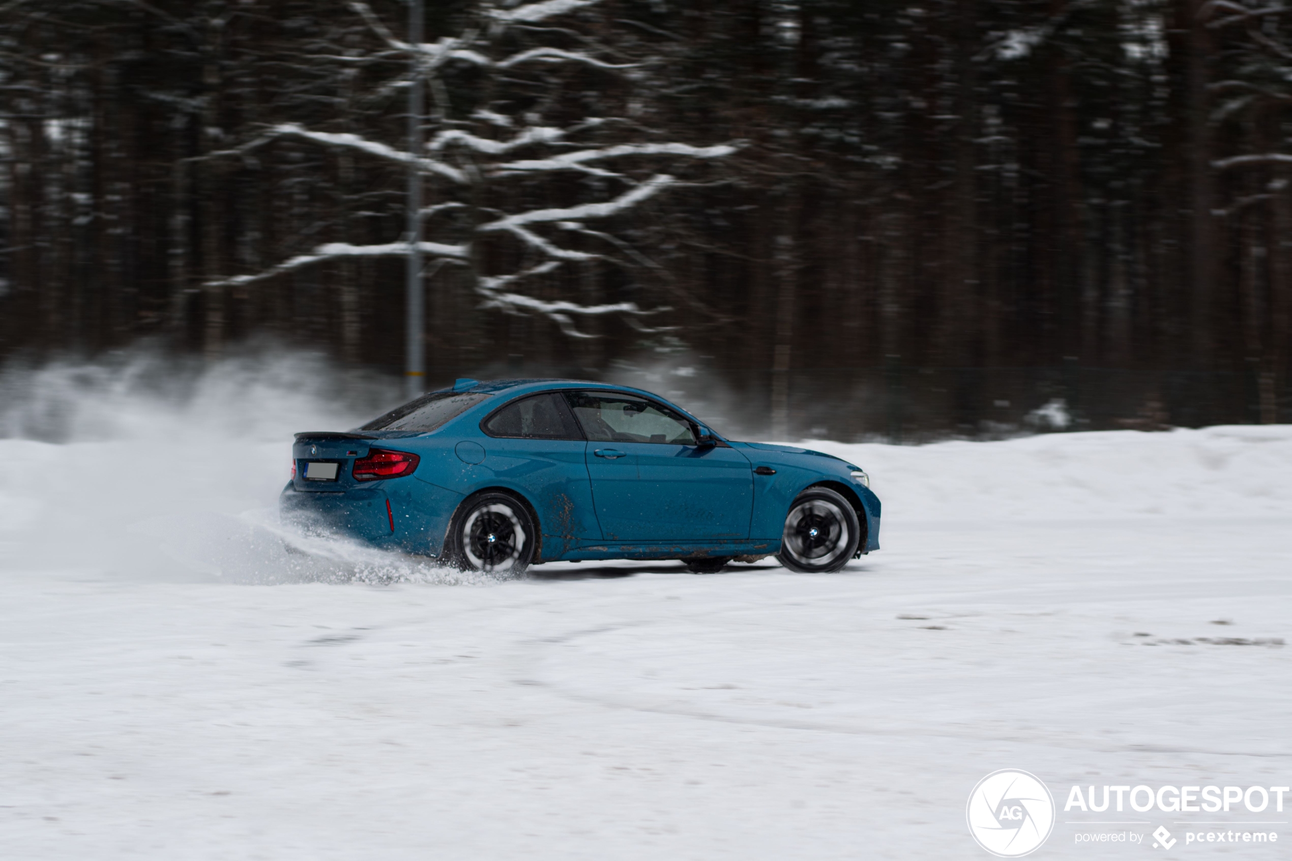 BMW M2 Competition ploetert zich door de sneeuw