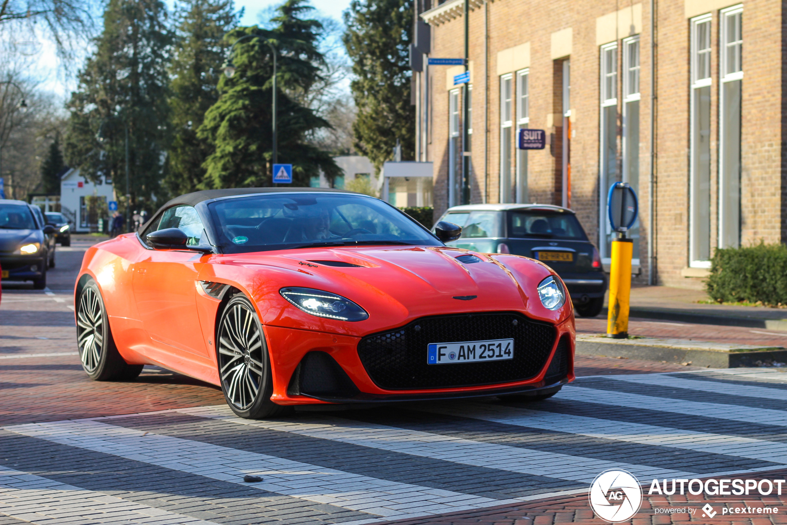 Aston Martin DBS Superleggera Volante