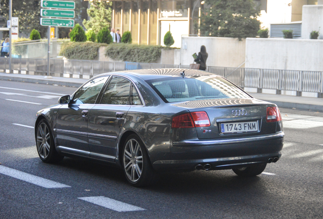 Audi S8 D3