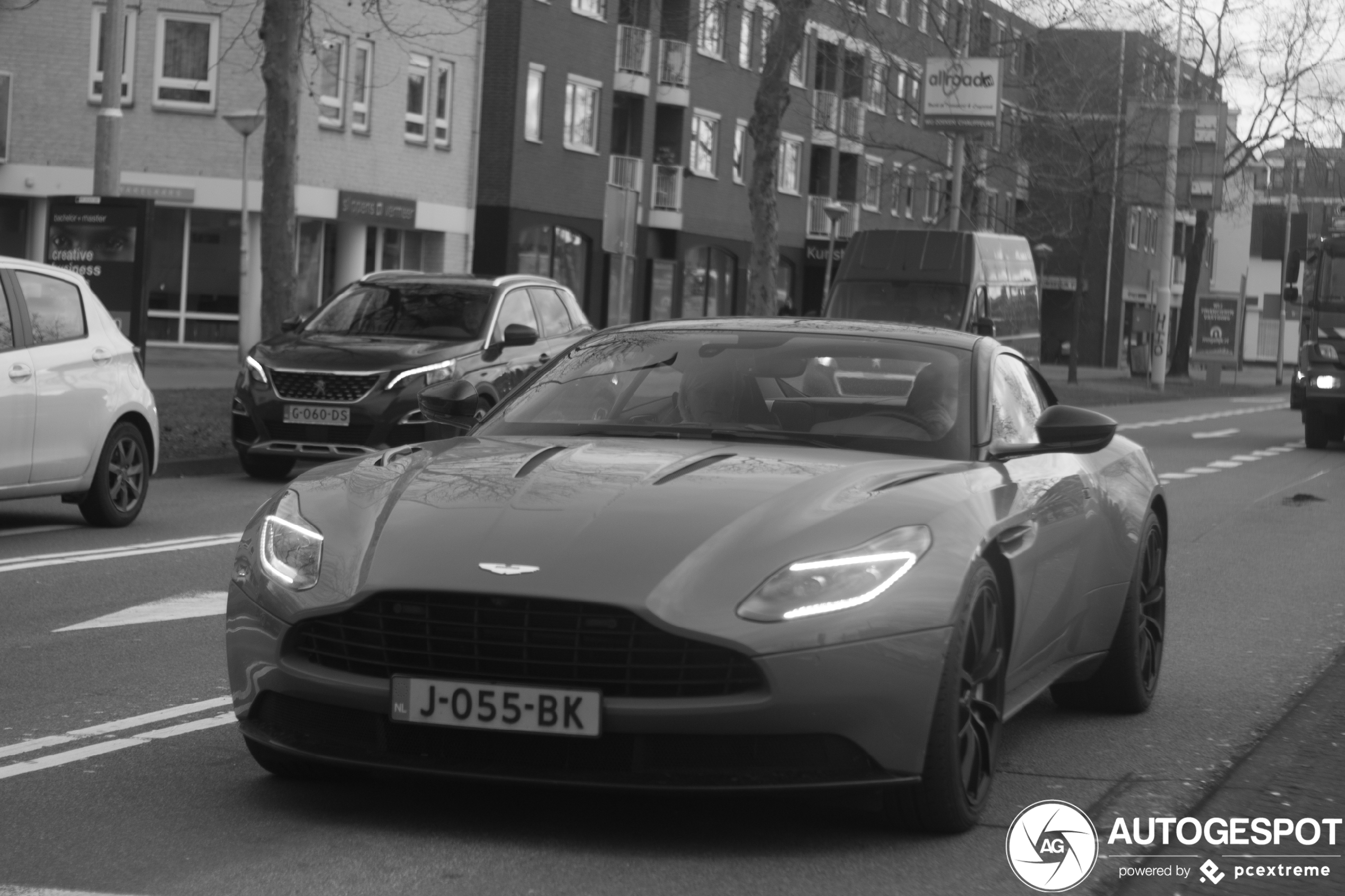 Aston Martin DB11 AMR