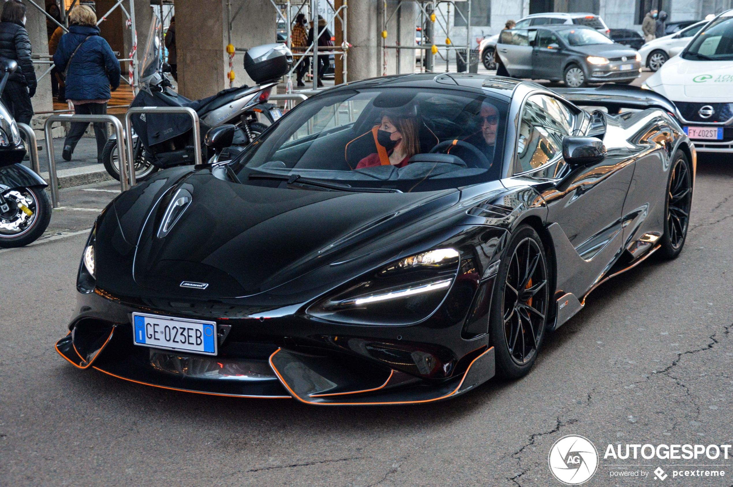 McLaren 765LT sluipt door Milaan