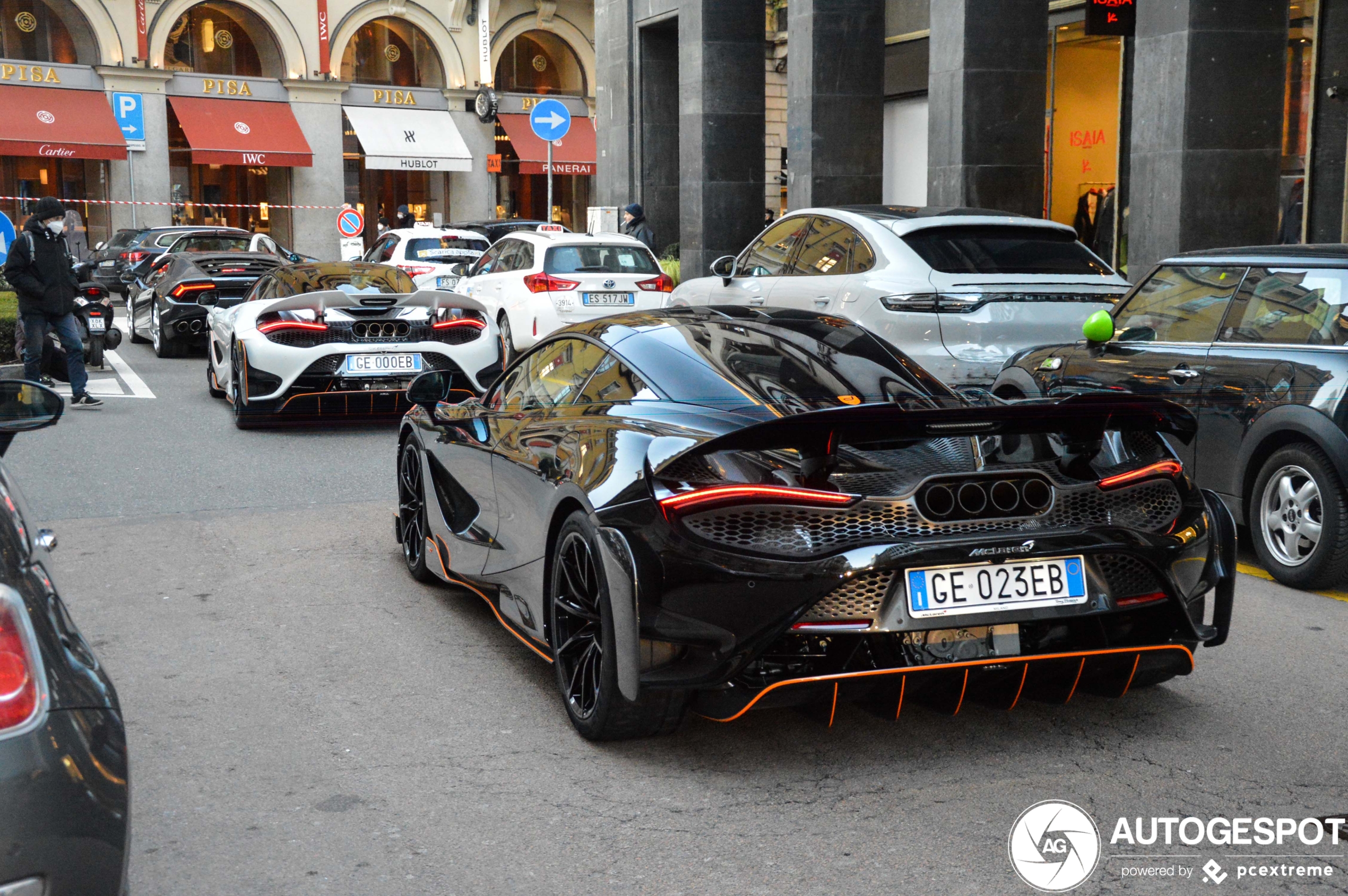 McLaren duo paradeert door Milaan