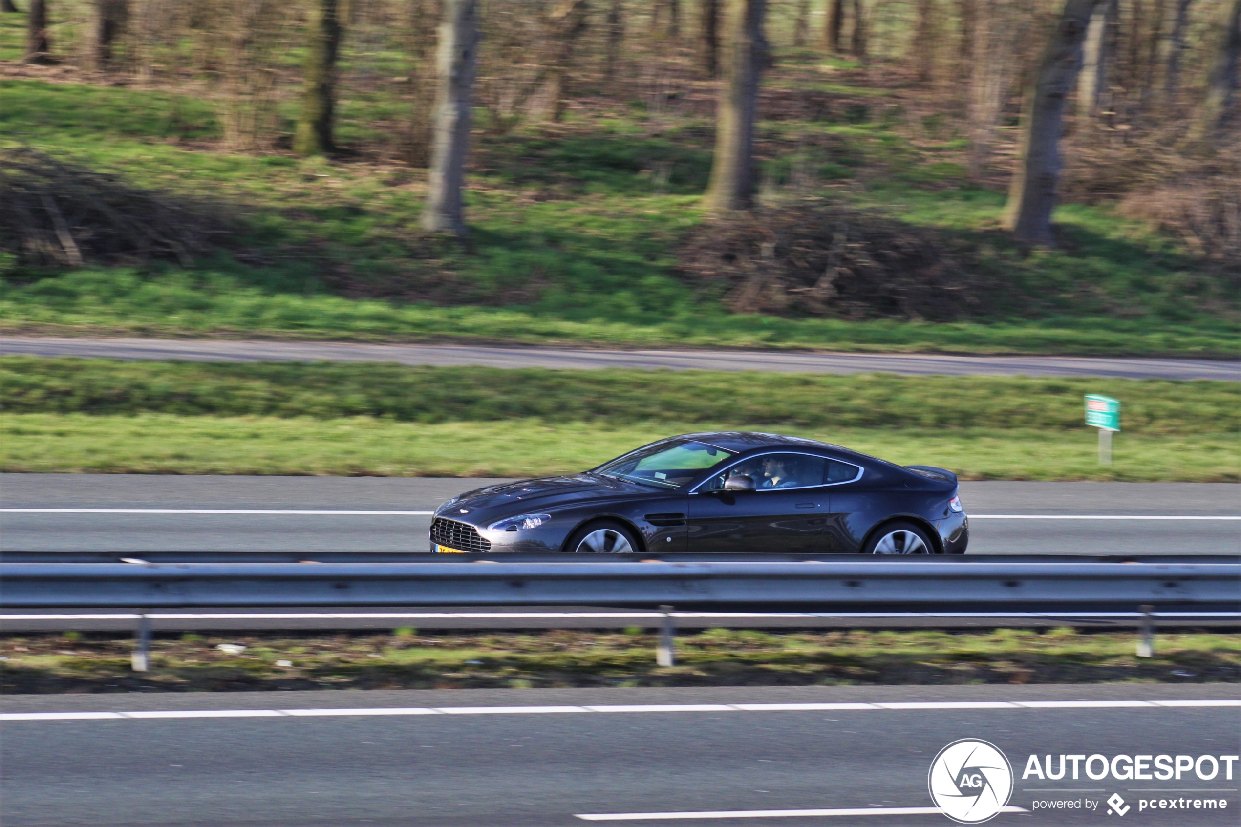 Aston Martin V12 Vantage