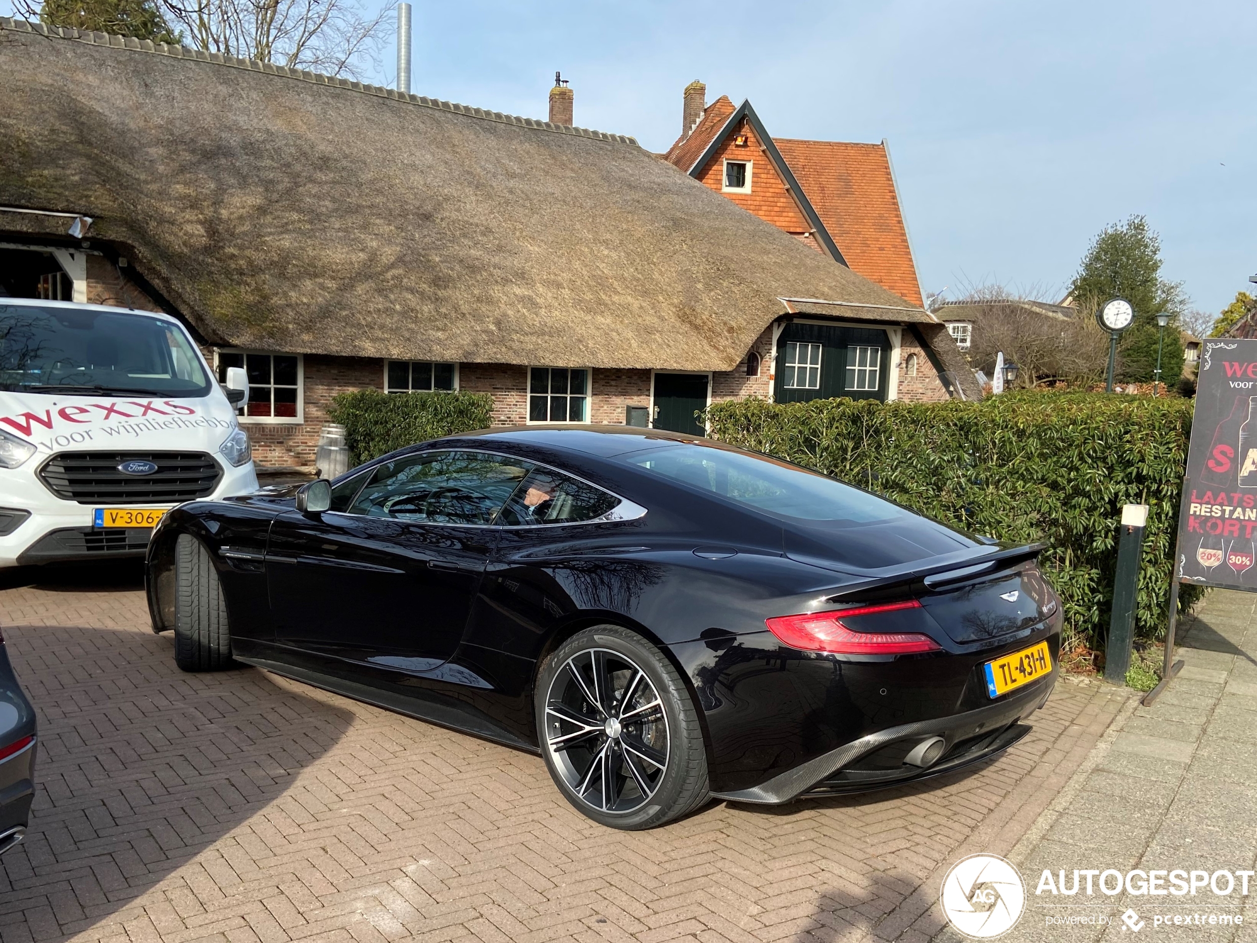 Aston Martin Vanquish 2013