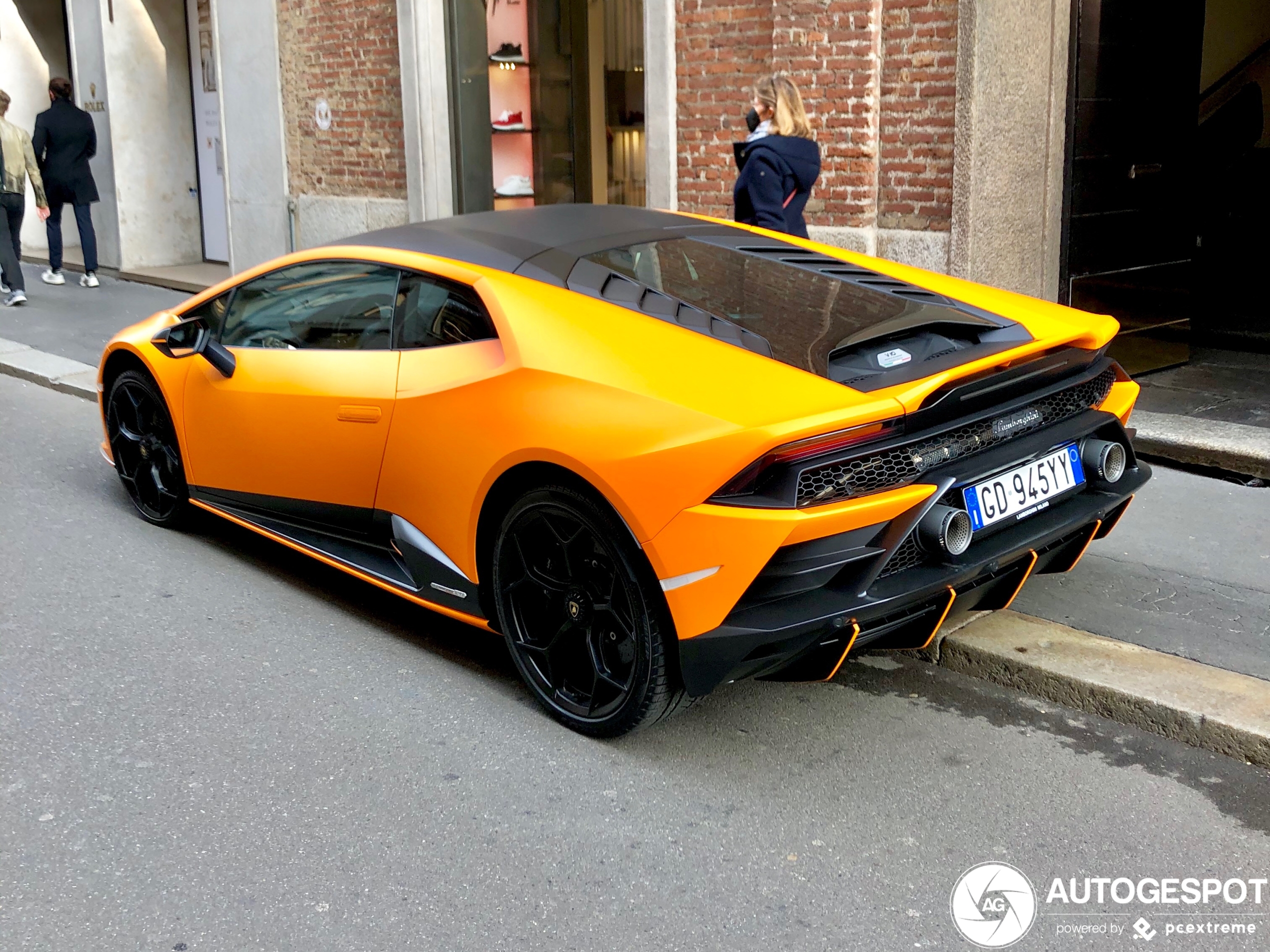 Lamborghini Huracán LP640-4 EVO Fluo Capsule in Milaan spat van je beeldscherm