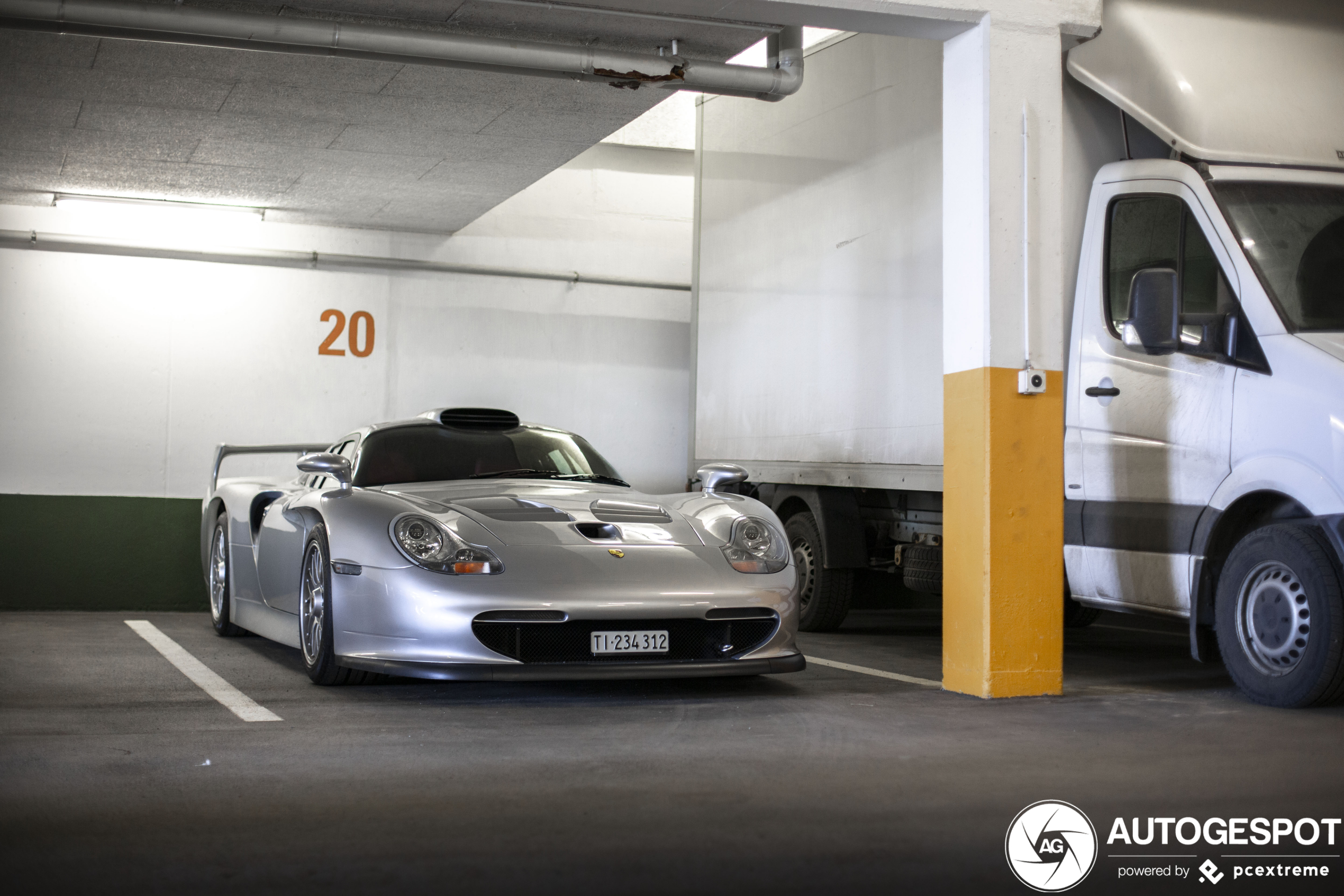 Porsche 996 GT1 blijft een krankzinnige auto
