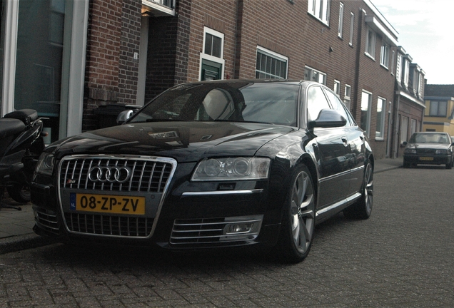 Audi S8 D3